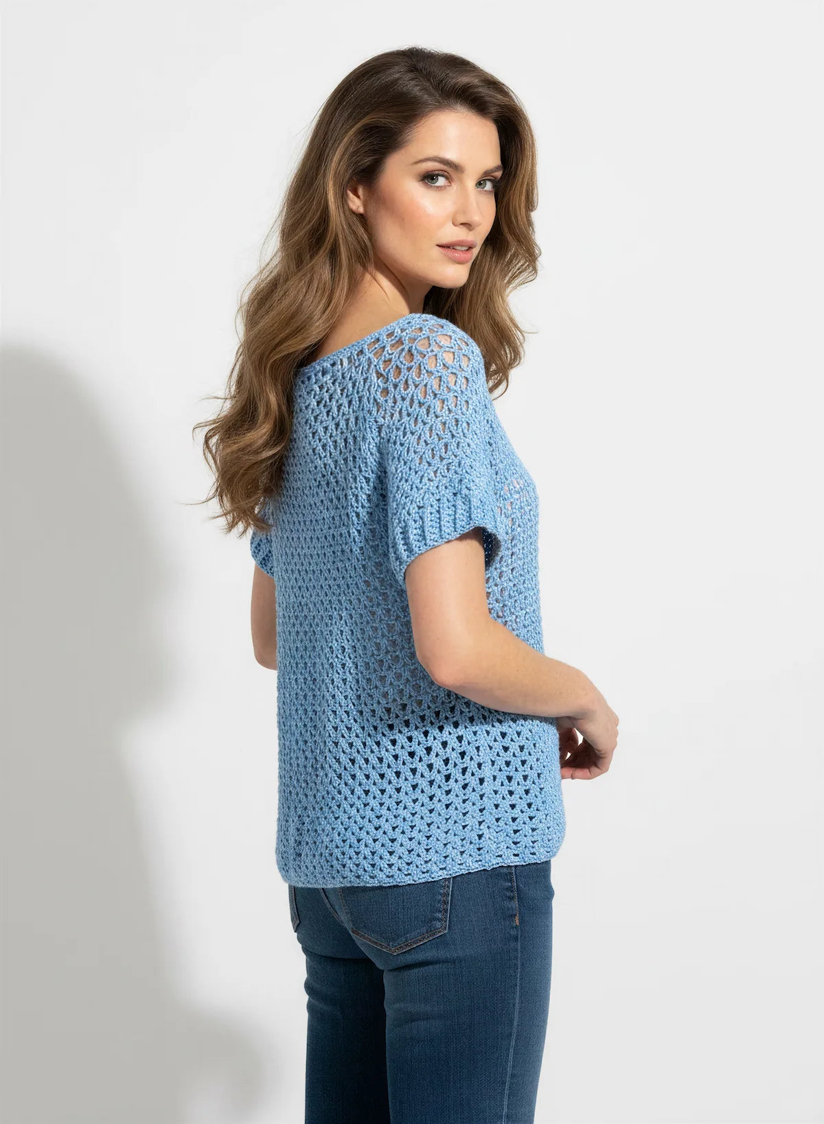 Pull manches courtes Azzurro bleu ciel ajouré – crochet fait main – vue 3/4 dos – Cachalabibi