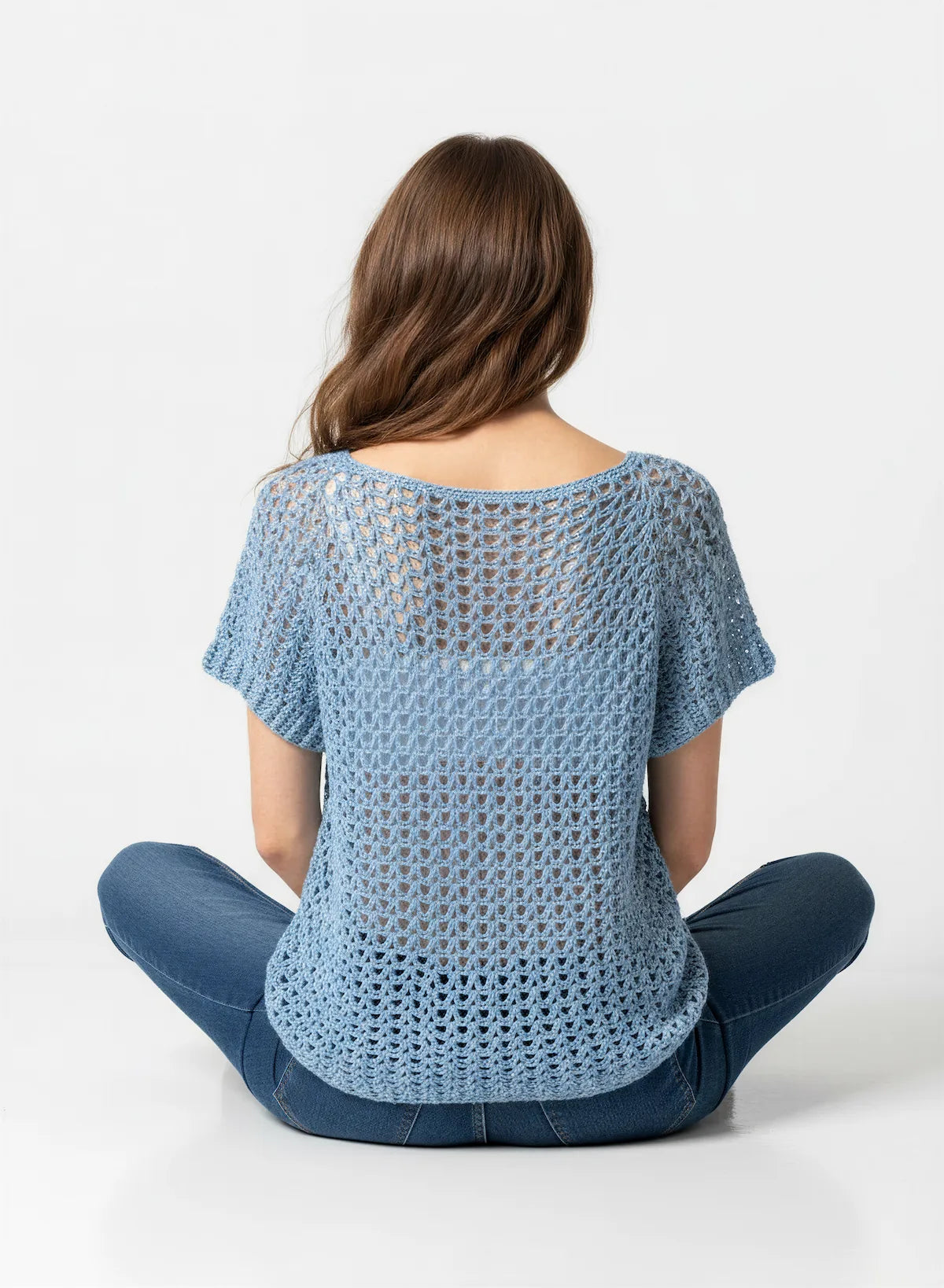 Pull manches courtes Azzurro bleu ciel ajouré – crochet fait main – de dos pose assise – Cachalabibi
