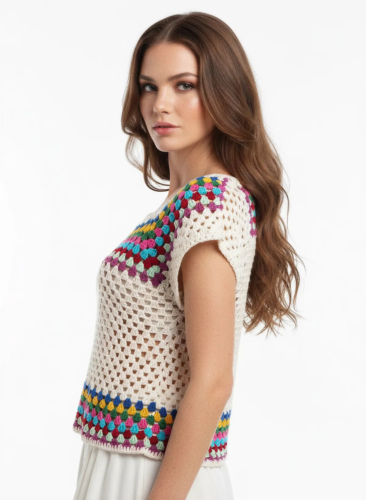 Pull manches courtes Bel Été granny square multicolore crème – crochet fait main – de côté – Cachalabibi