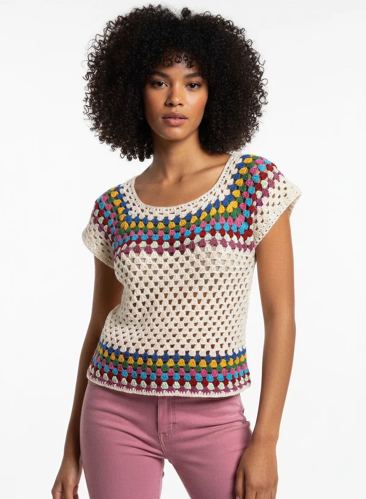 Pull manches courtes Bel Été granny square multicolore crème – crochet fait main – vue frontale – Cachalabibi