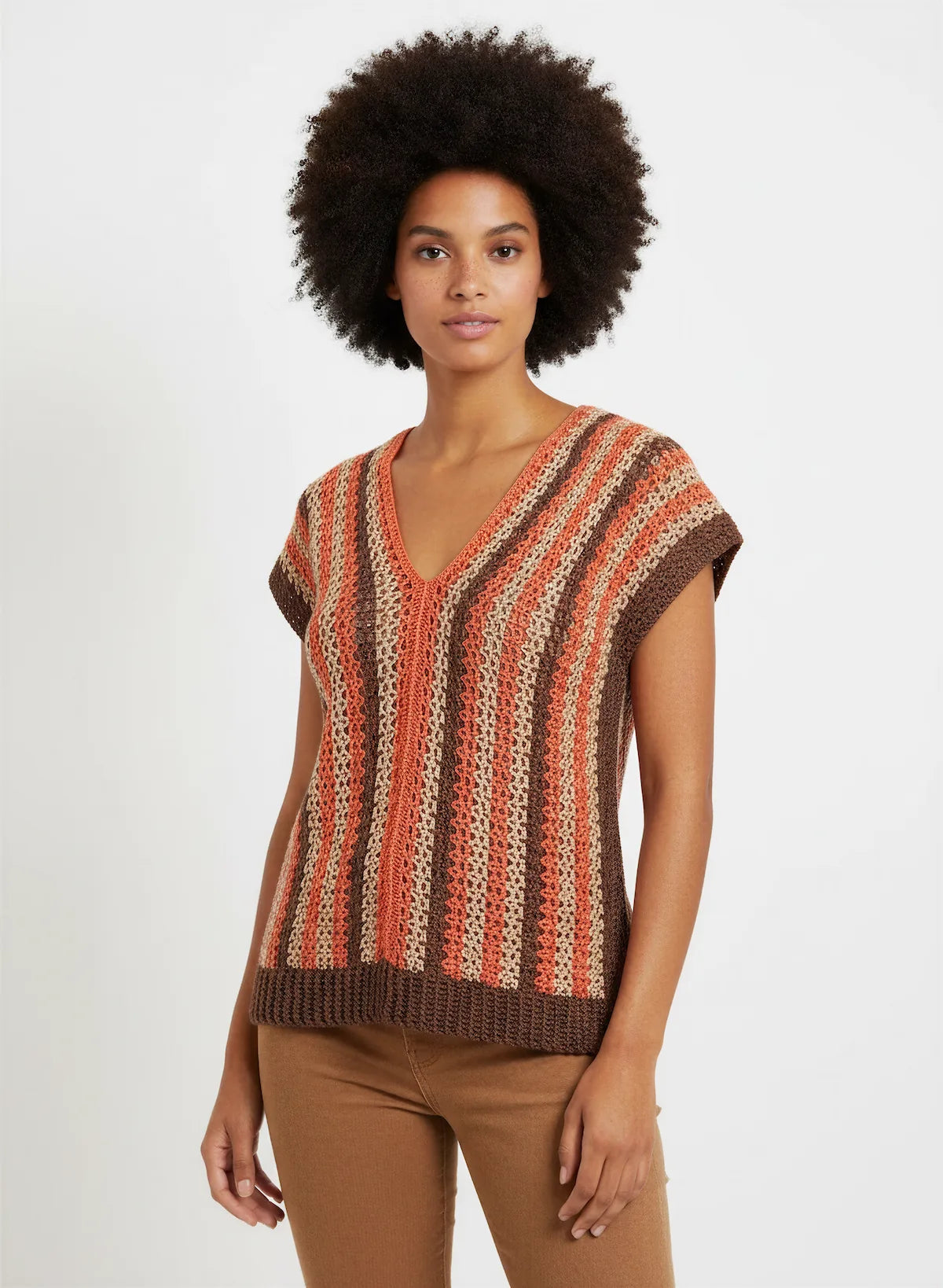 Pull manches courtes Belladonna rayures corail terracotta – crochet fait main – encolure V de face – Cachalabibi