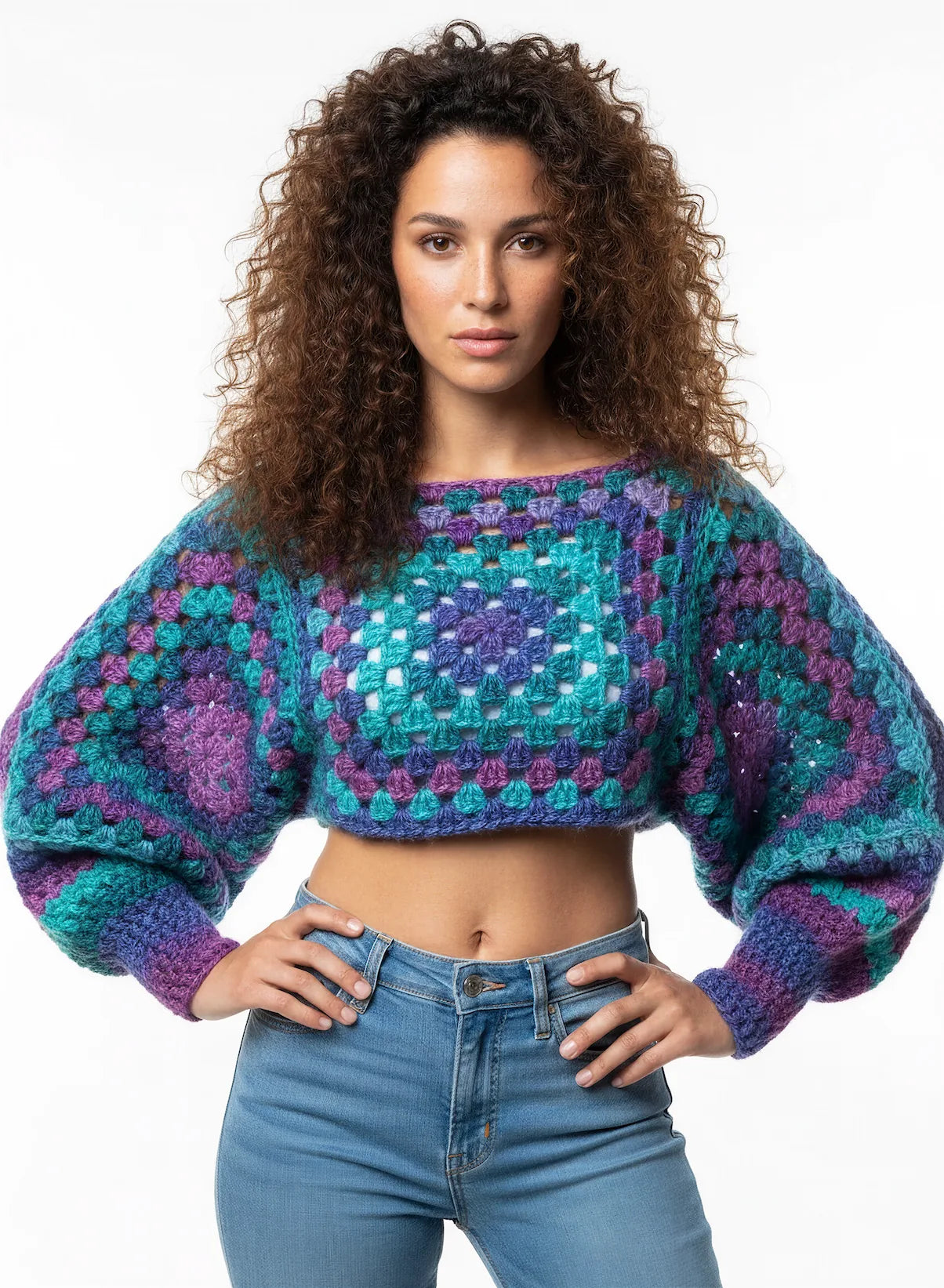 Pull court Blue Lagoon granny square turquoise violet – crochet fait main – de côté – Cachalabibi