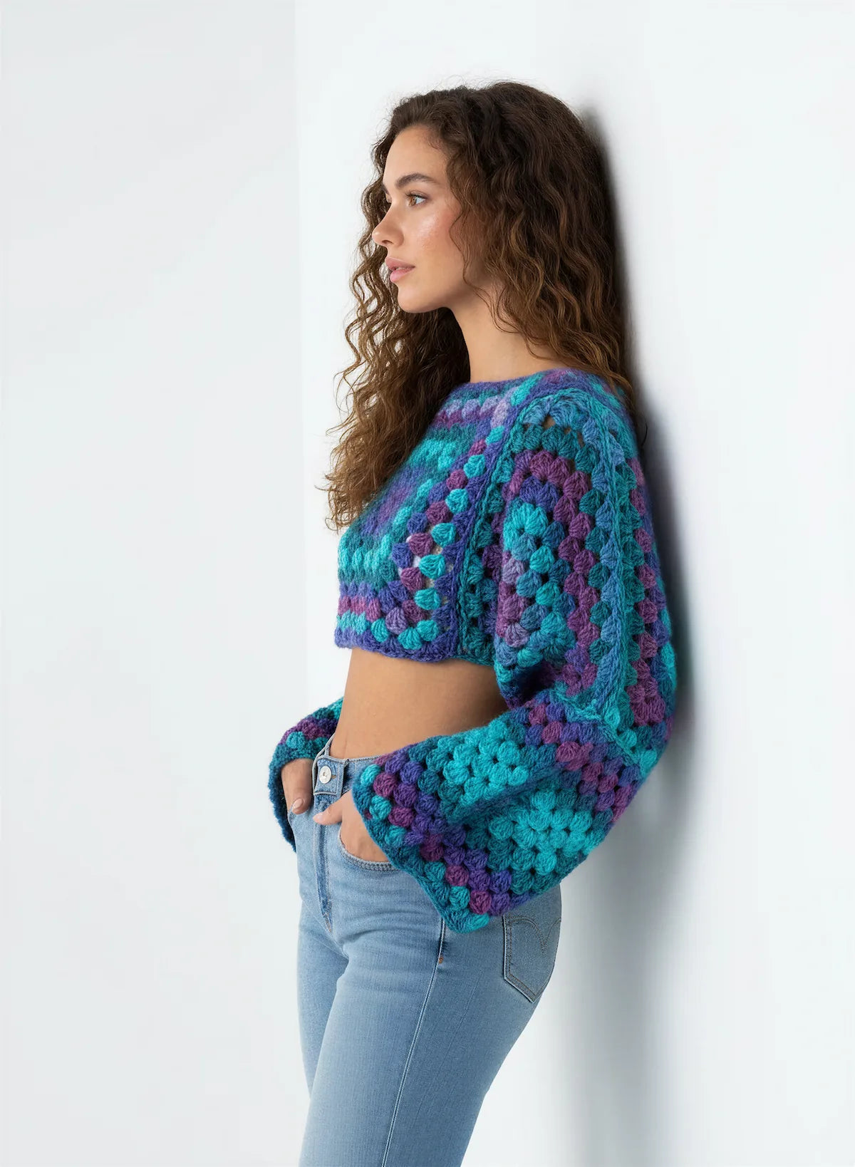 Pull court Blue Lagoon granny square turquoise violet – crochet fait main – de côté – Cachalabibi