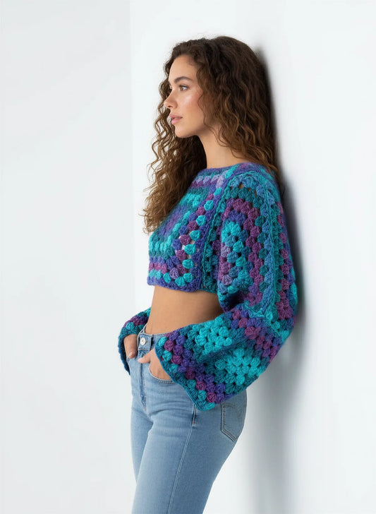 Pull court Blue Lagoon granny square turquoise violet – crochet fait main – de côté – Cachalabibi