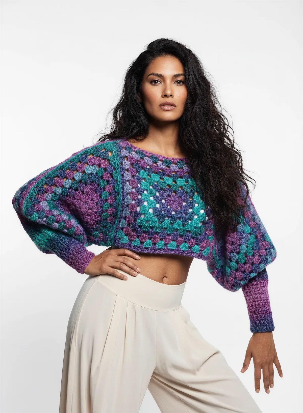 Pull court Blue Lagoon granny square turquoise violet – crochet fait main – de face – Cachalabibi