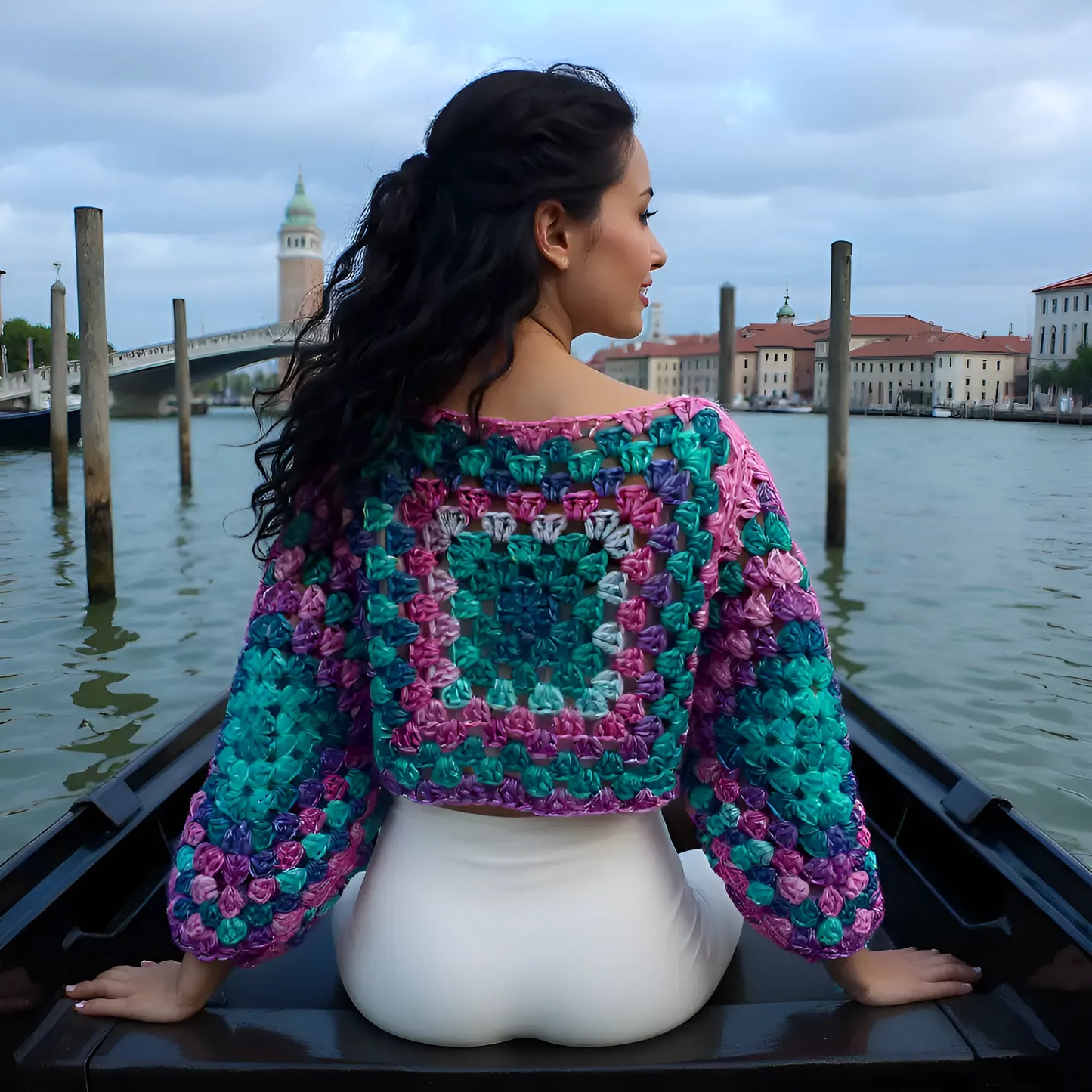 Pull au crochet Blue Lagoon de Cachalabibi - turquoise - vue de dos d'une jeune femme en gondole à Venise