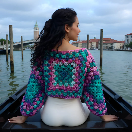 Pull au crochet Blue Lagoon de Cachalabibi - turquoise - vue de dos d'une jeune femme en gondole à Venise