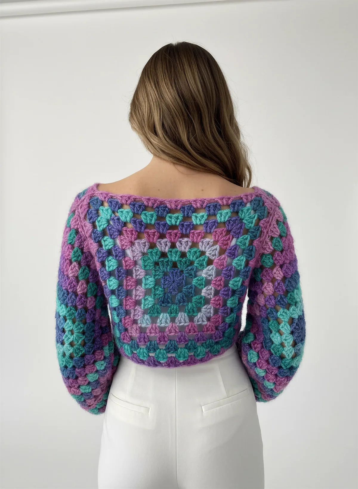 Pull court Blue Lagoon granny square turquoise violet – crochet fait main – de dos – Cachalabibi