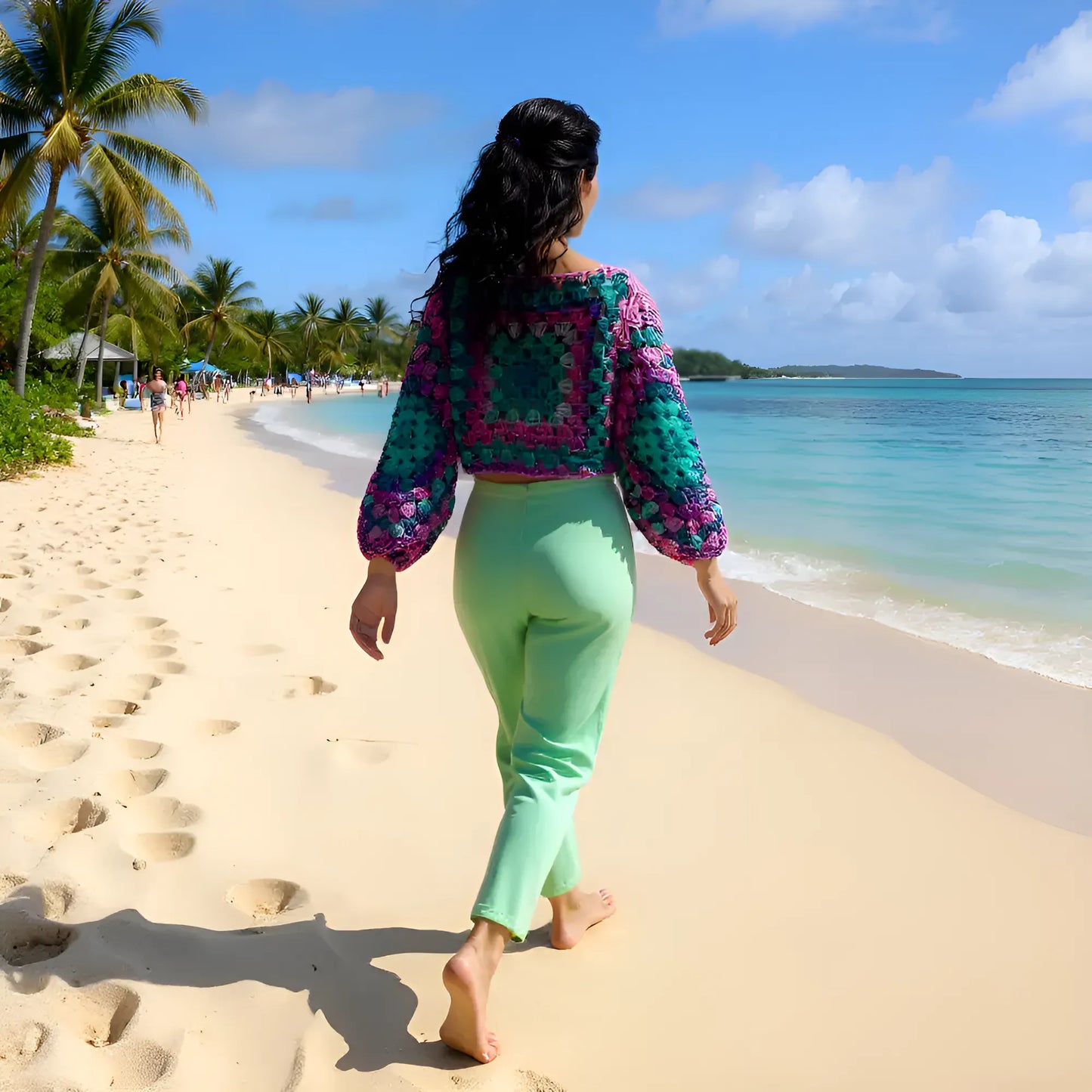 Pull au crochet Blue Lagoon de Cachalabibi - turquoise - vue de dos en balade pieds dans le sable blanc