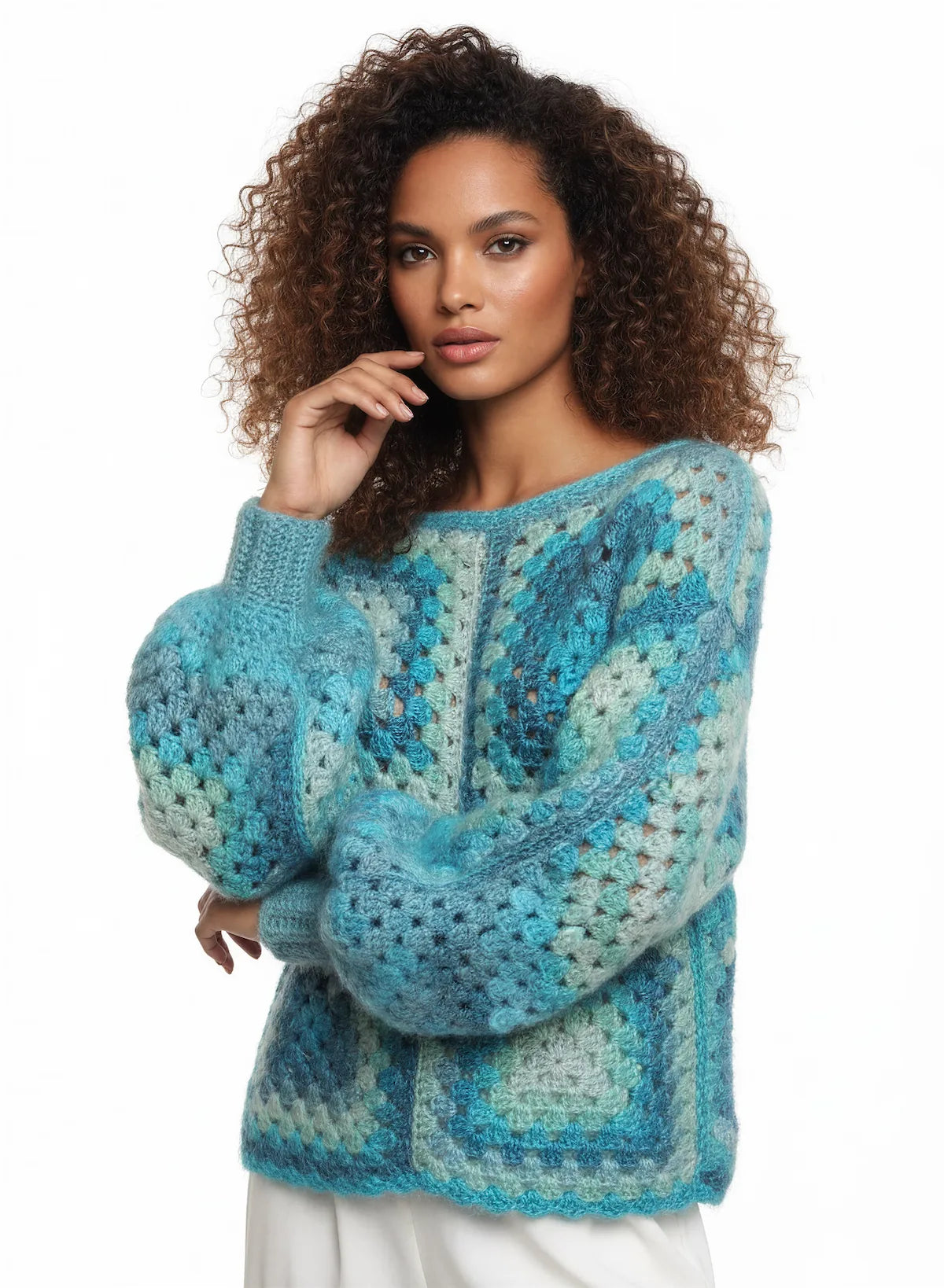 Pull femme Bora-Bora turquoise granny square bouclé – crochet fait main – vue 3/4 – Cachalabibi
