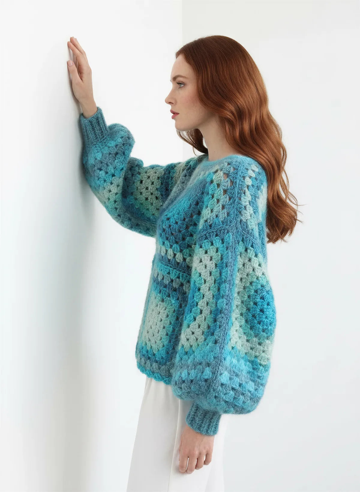 Pull femme Bora-Bora turquoise granny square bouclé – crochet fait main – de côté – Cachalabibi