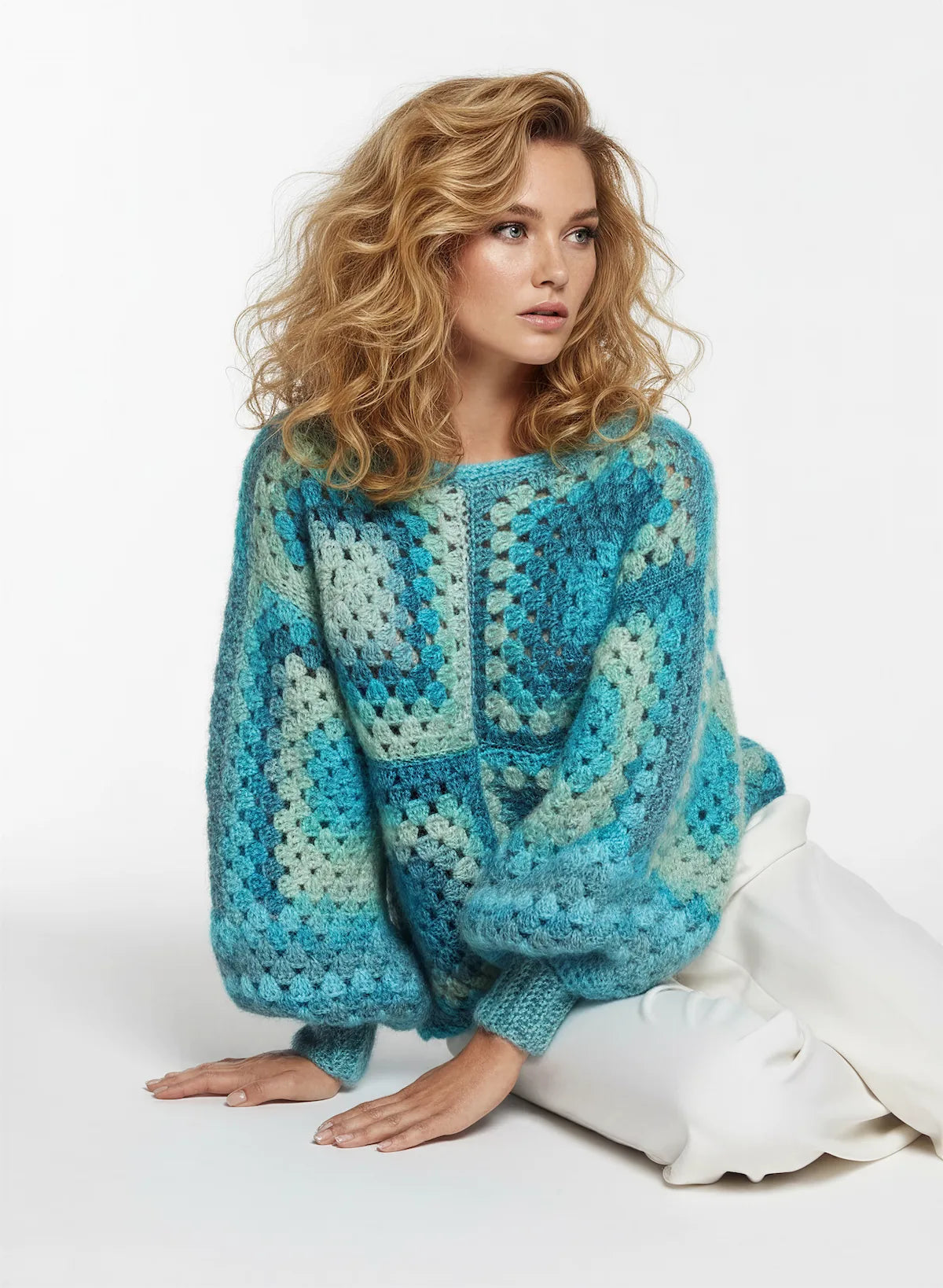Pull femme Bora-Bora turquoise granny square bouclé – crochet fait main – pose assise – Cachalabibi