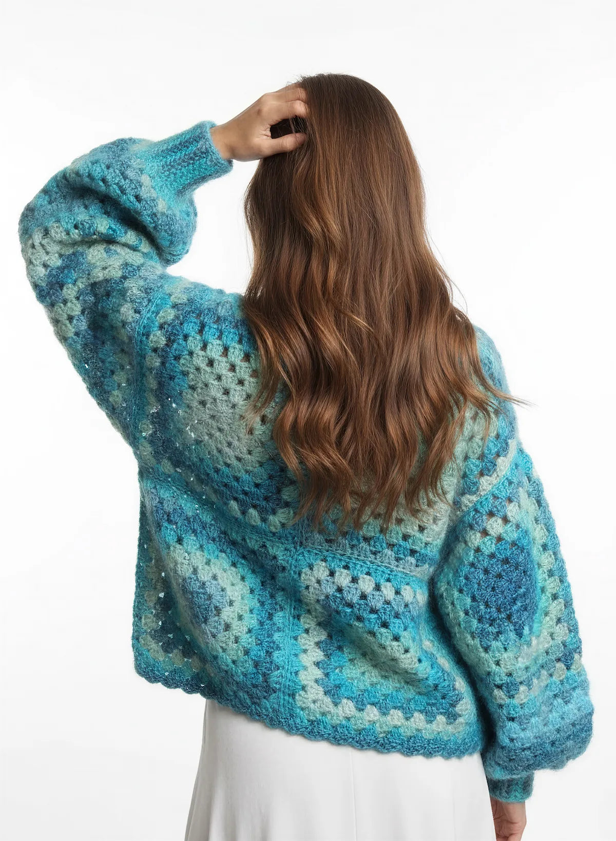 Pull femme Bora-Bora turquoise granny square bouclé – crochet fait main – de dos – Cachalabibi
