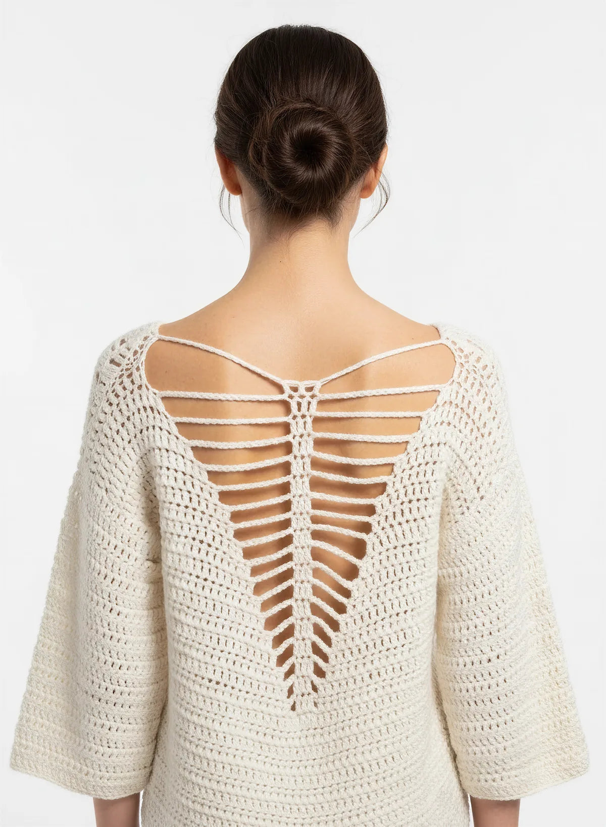 Pull femme Butterfly crème dos lacets tressés – crochet fait main – détail arête poisson – Cachalabibi