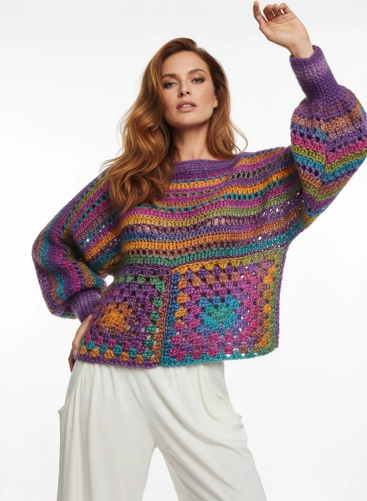 Pull femme Caïnca multicolore violet granny square – crochet fait main – pose dynamique – Cachalabibi