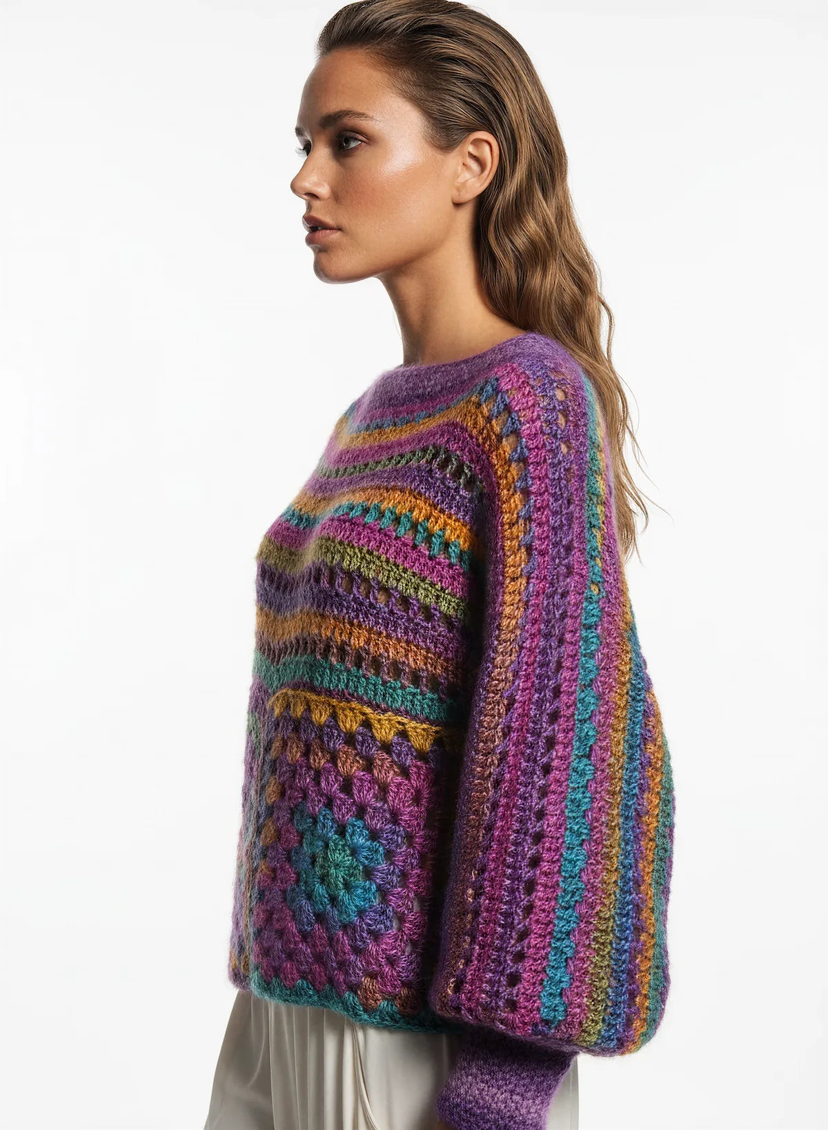 Pull femme Caïnca multicolore violet granny square – crochet fait main – vue 3/4 profil – Cachalabibi