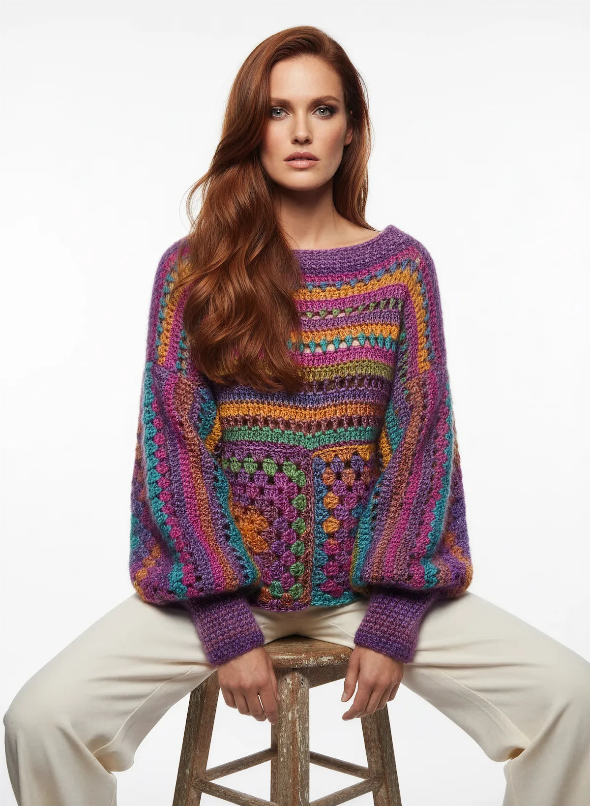 Pull femme Caïnca multicolore violet granny square – crochet fait main – pose assise tabouret – Cachalabibi