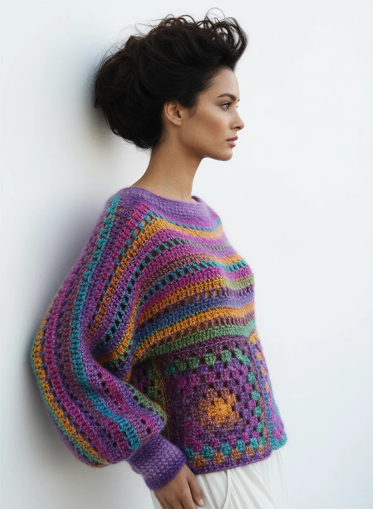 Pull femme Caïnca multicolore violet granny square – crochet fait main – manches bouffantes côté – Cachalabibi