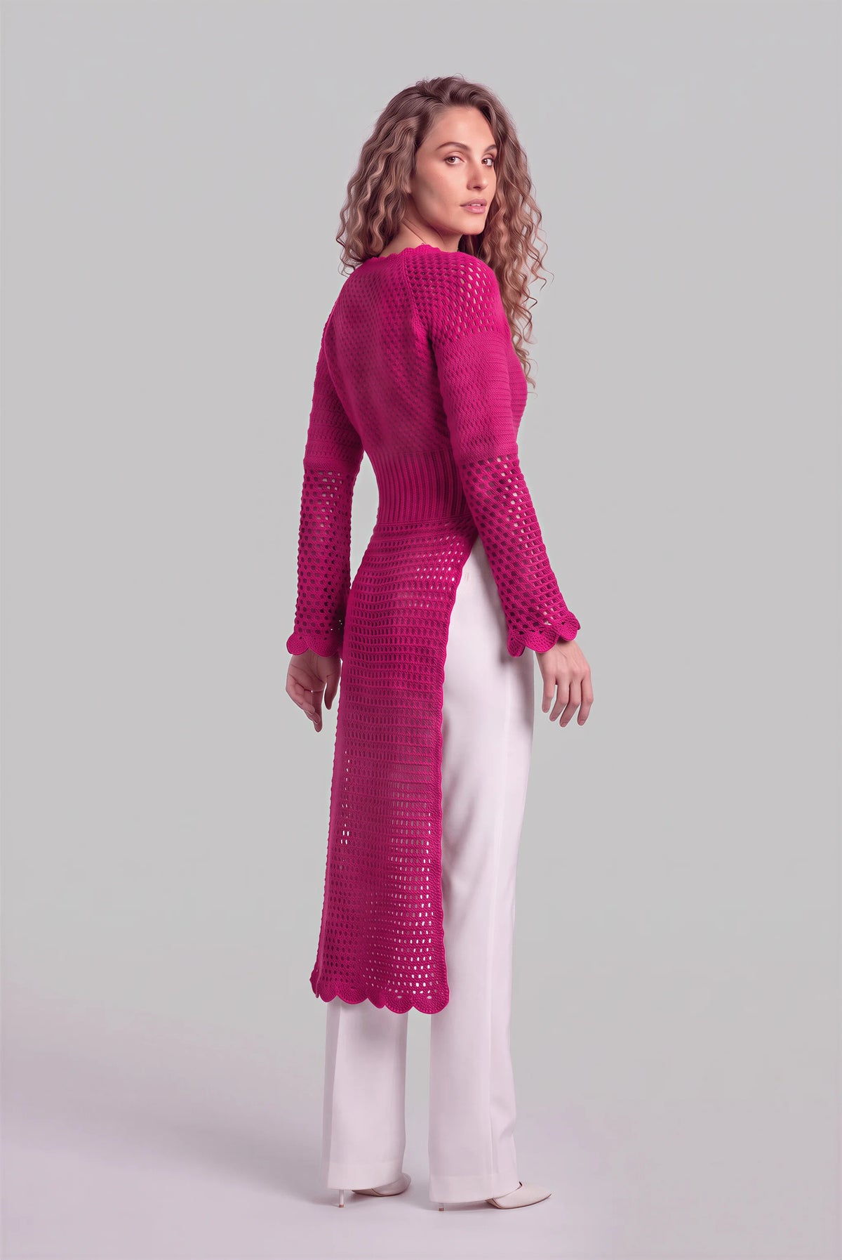 Pull redingote Cappotto crochet fuchsia — vue dos 3/4 complète — Cachalabibi