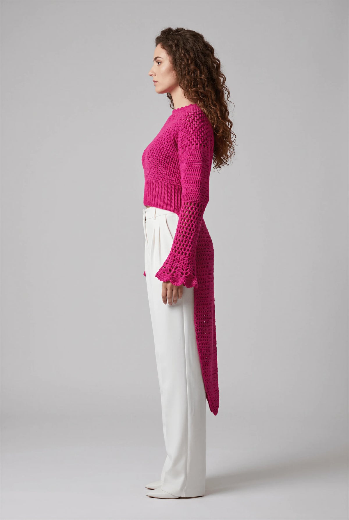 Pull Redingote Cappotto crochet longue fuchsia — vue profil complète — Pièce unique Cachalabibi