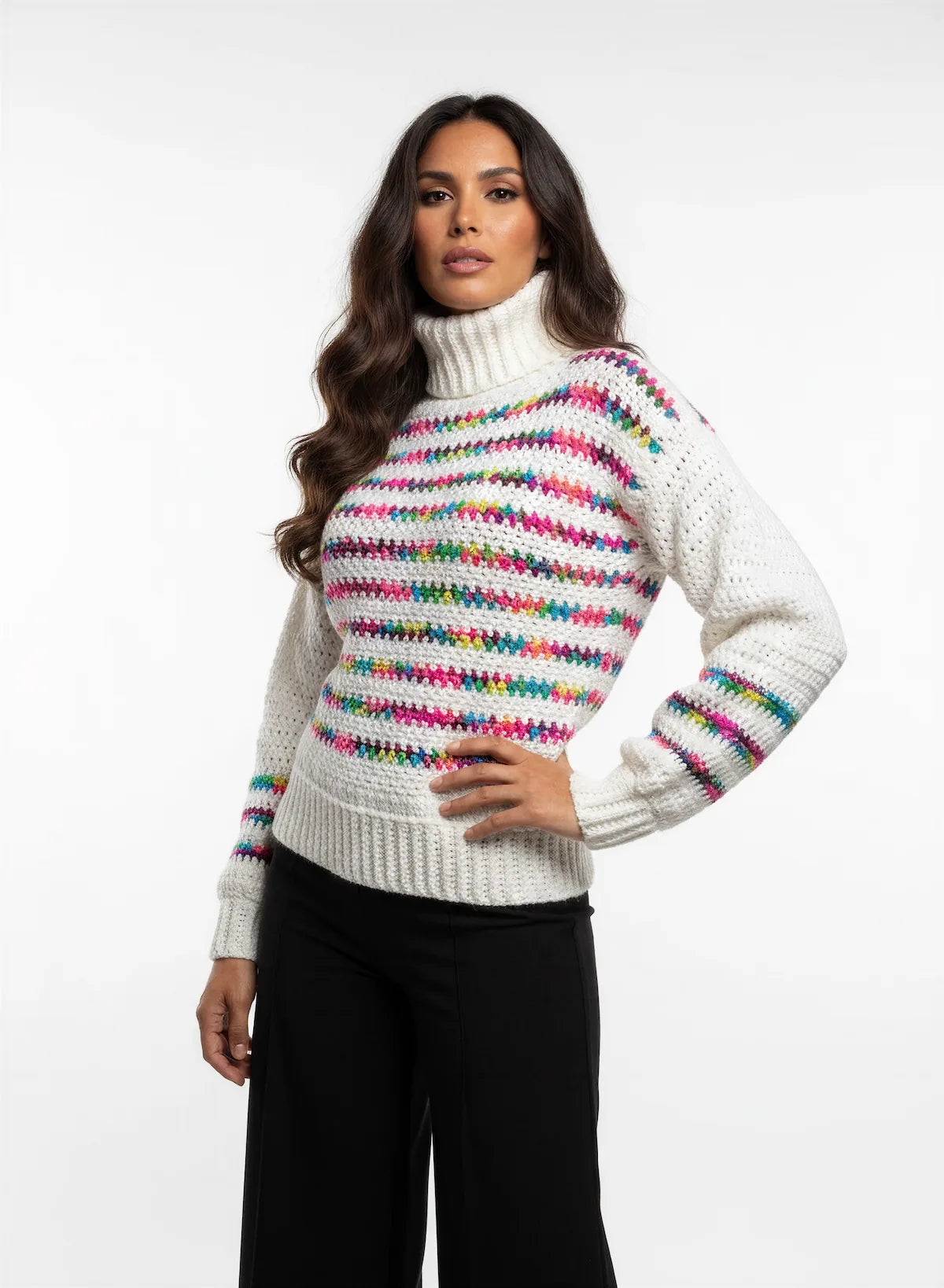 Pull femme Colloalto crème rayures multicolores col roulé – crochet fait main – vue 3/4 – Cachalabibi