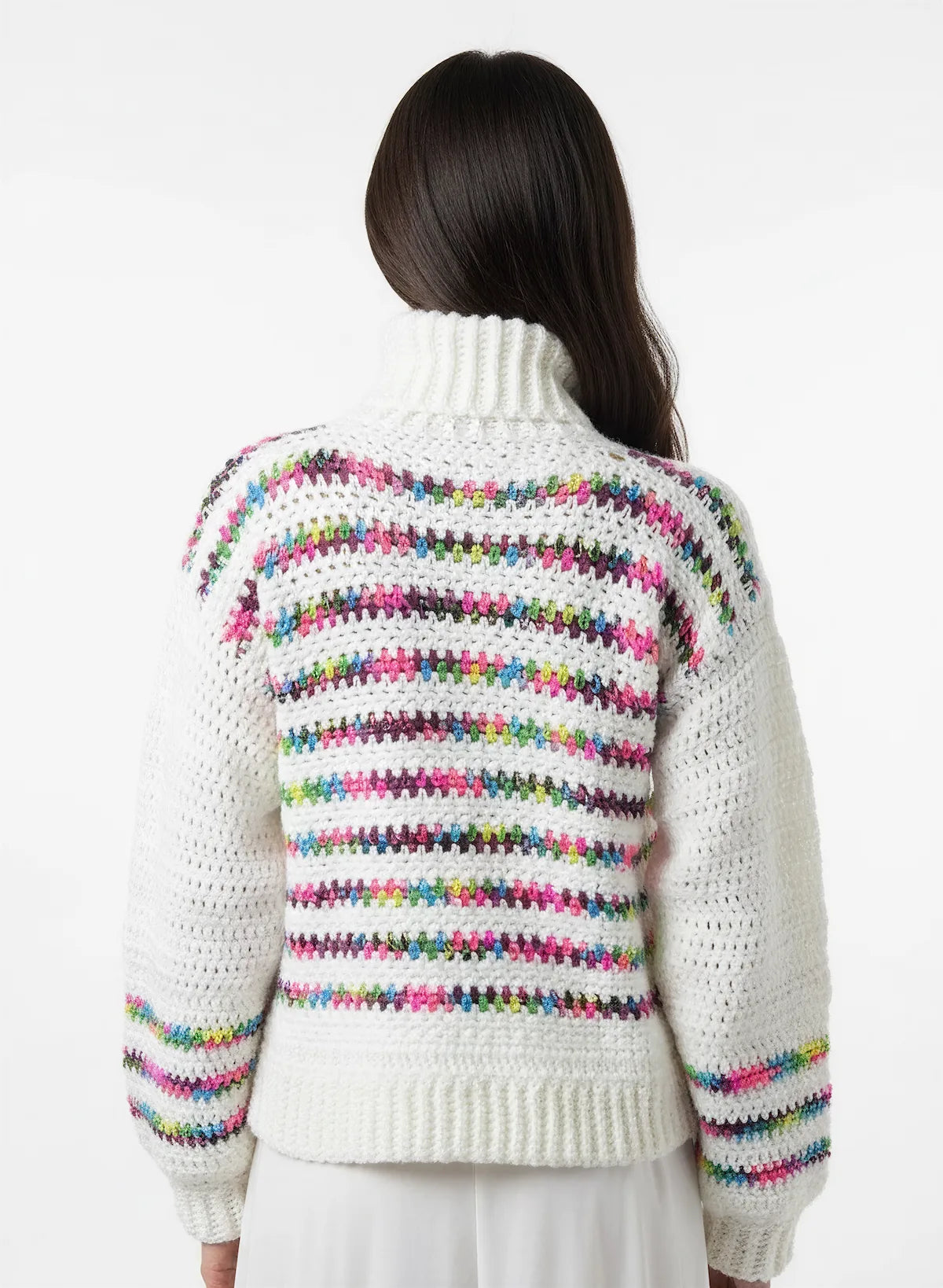 Pull femme Colloalto crème rayures multicolores col roulé – crochet fait main – de dos – Cachalabibi