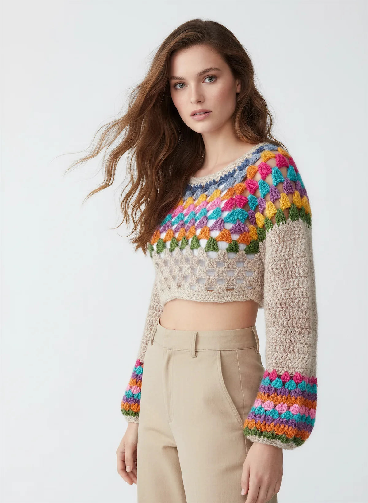 Pull court Combino granny square multicolore beige – crochet fait main – vue 3/4 – Cachalabibi