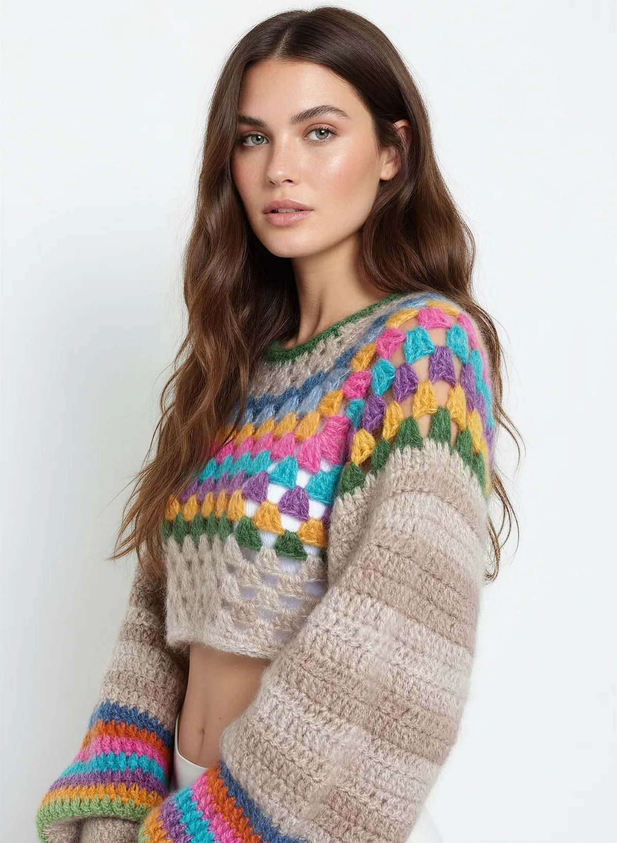 Pull court Combino granny square multicolore beige – crochet fait main – de côté – Cachalabibi