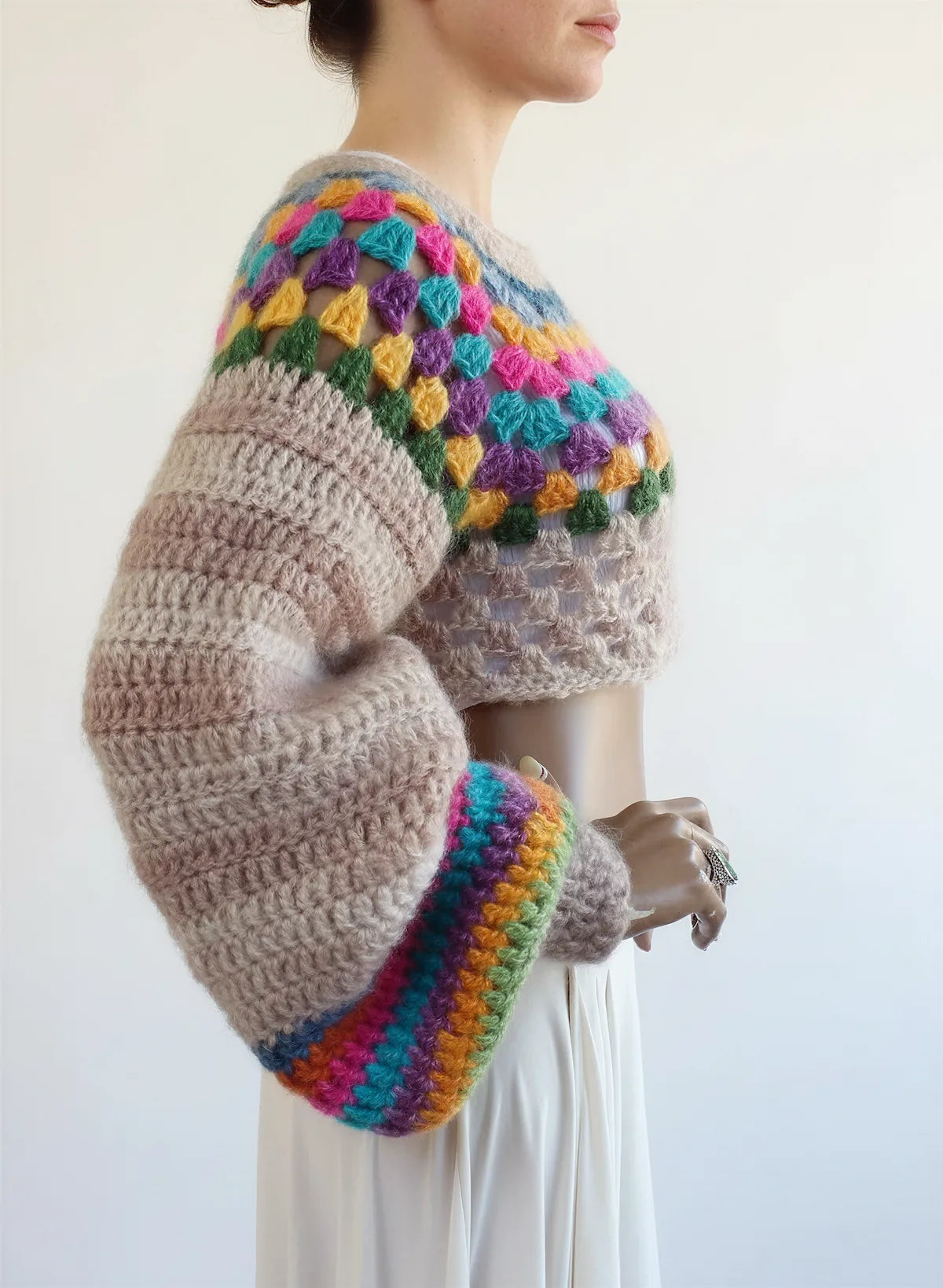 Pull court Combino granny square multicolore – crochet fait main – manche bouffante – Cachalabibi