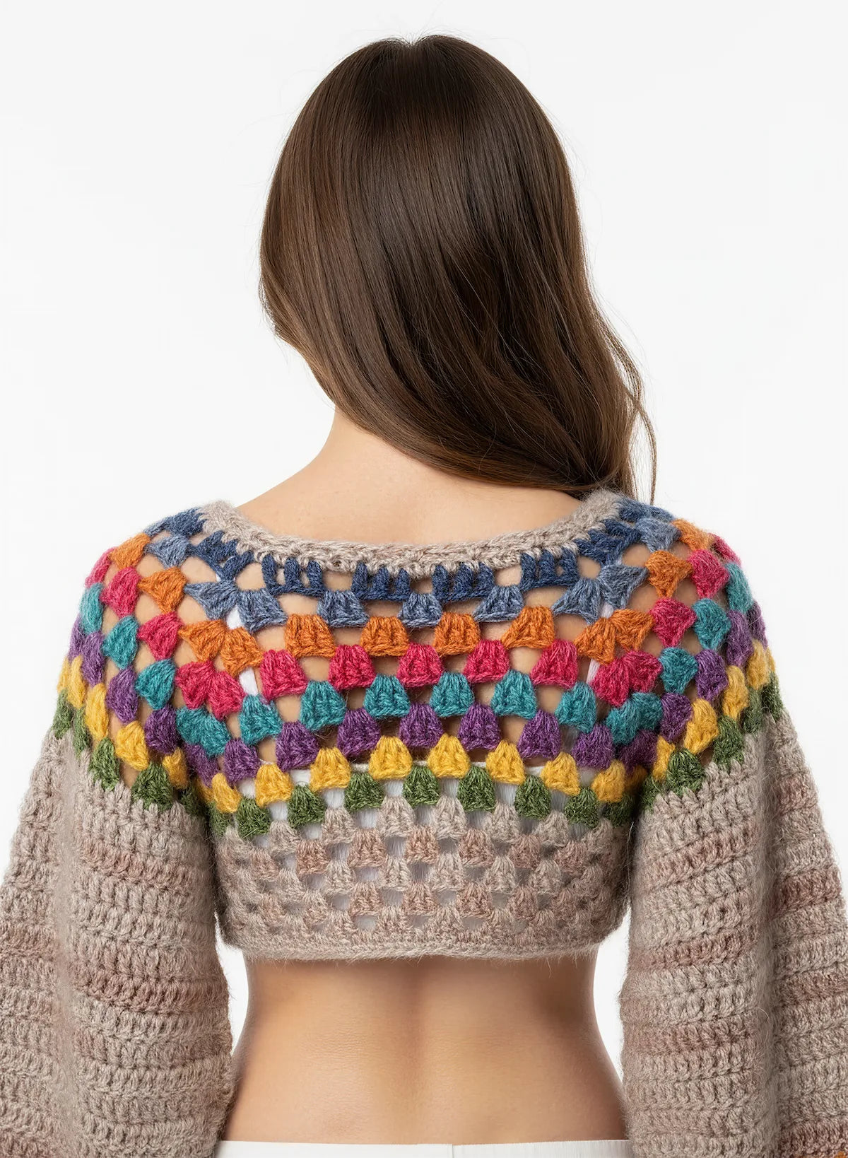 Pull court Combino granny square multicolore beige – crochet fait main – de dos – Cachalabibi