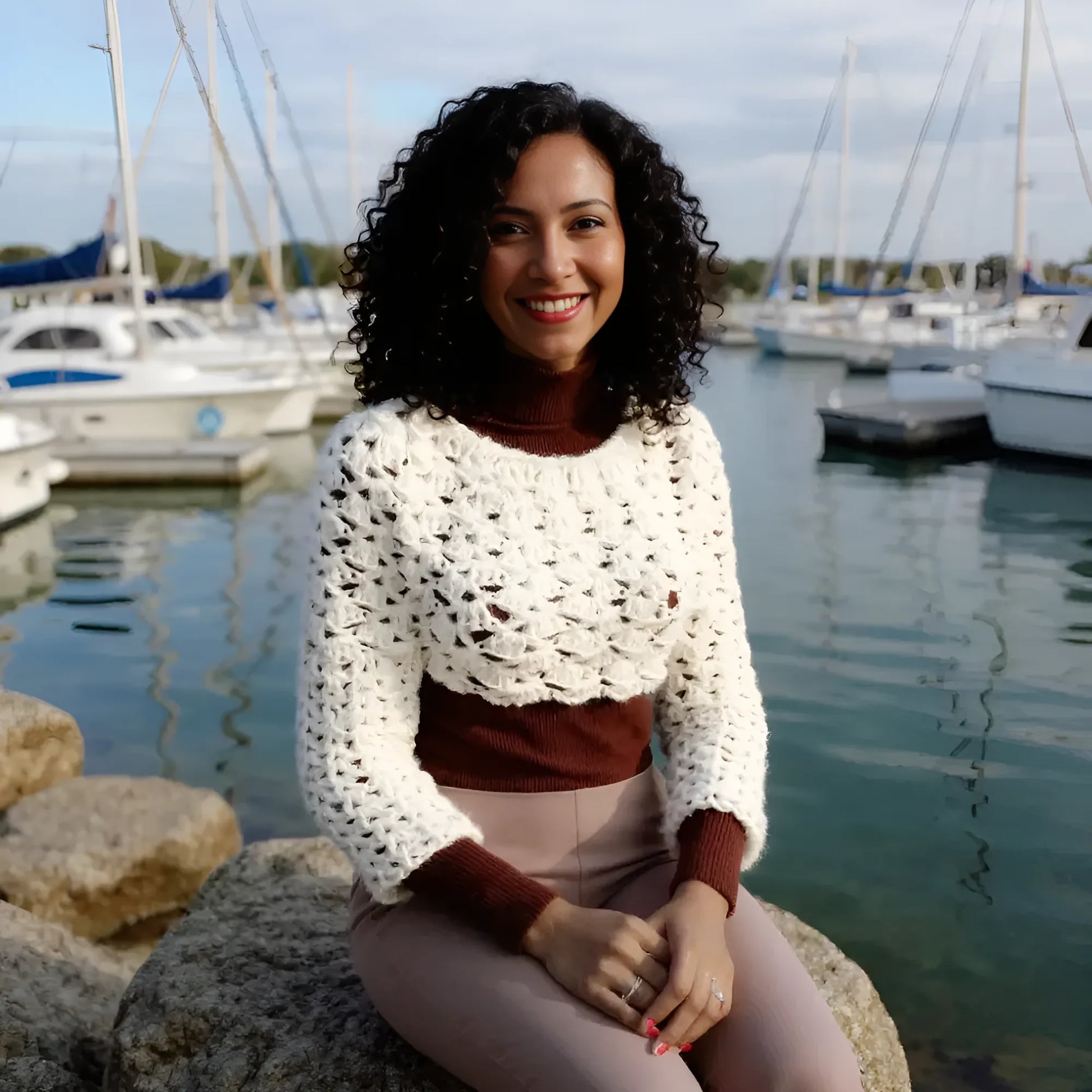 Pull court au crochet fait main Corto de Cachalabibi - écru - vue de face d'une jeune femme dans une marina