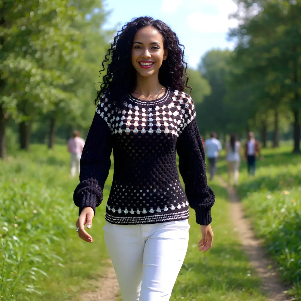 Pull au crochet fait main Damiana de Cachalabibi - noir - sur une jeune femme qui se promène en forêt