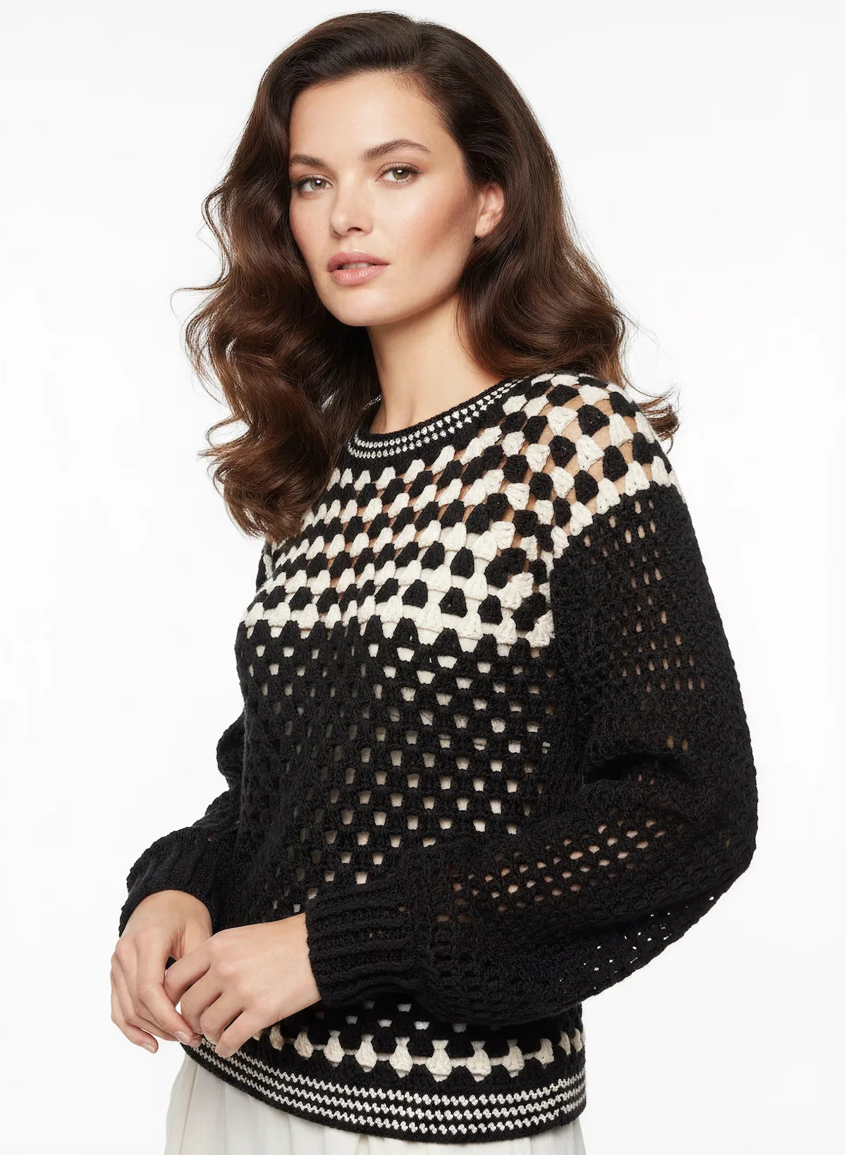 Pull femme Damiana noir crème granny square ajouré – crochet fait main – vue 3/4 – Cachalabibi