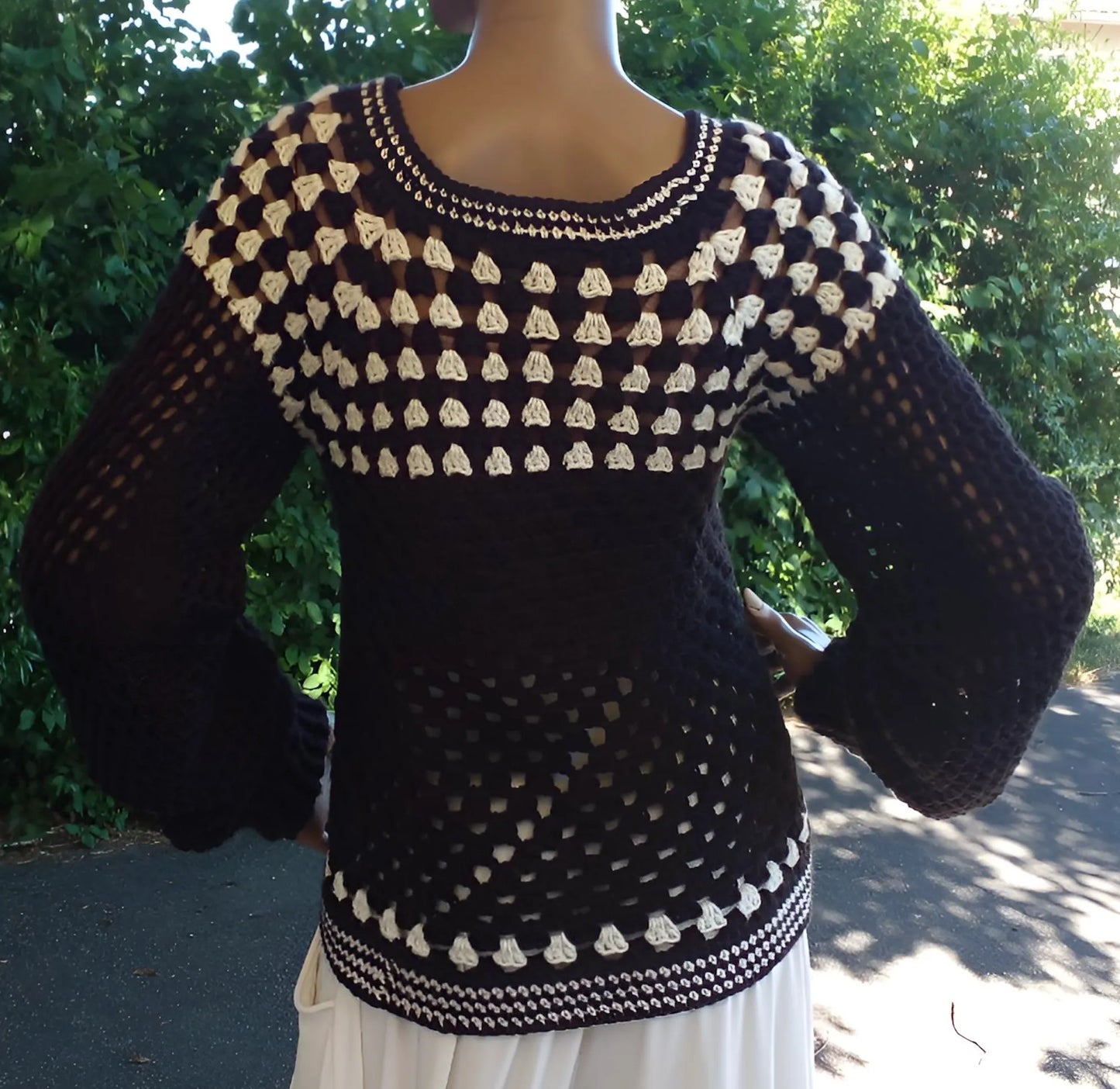 Pull au crochet fait main Damiana de Cachalabibi - noir - gros plan sur l'empiècement granny square et les bandes festonnées écru