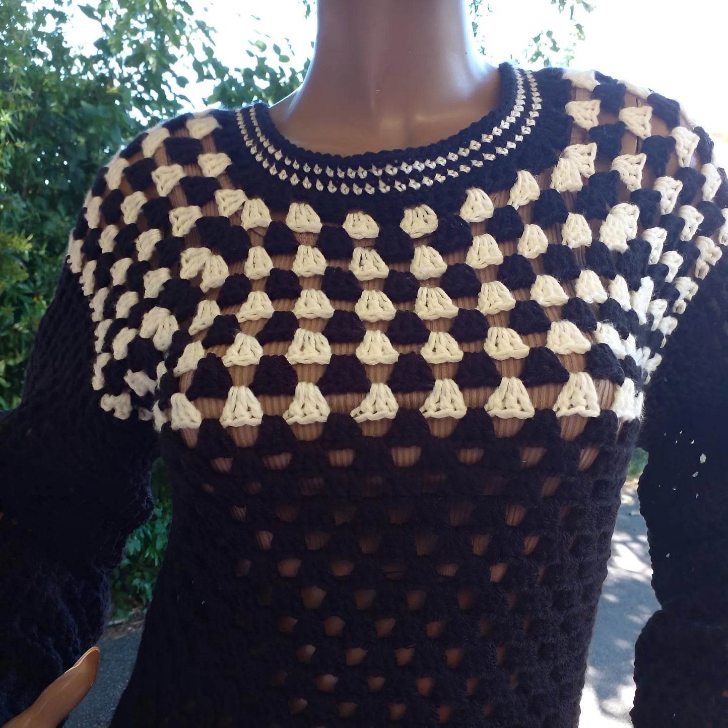 Pull au crochet fait main Damiana de Cachalabibi - noir - gros plan sur l'empiècement granny square et les bandes festonnées écru