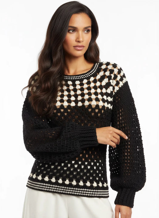 Pull femme Damiana noir crème granny square ajouré – crochet fait main – de face – Cachalabibi