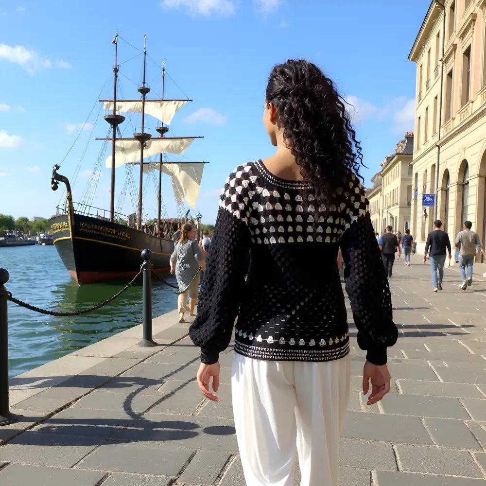 Pull au crochet fait main Damiana de Cachalabibi - noir - vue de dos en terrasse au bord de la Seine à Paris