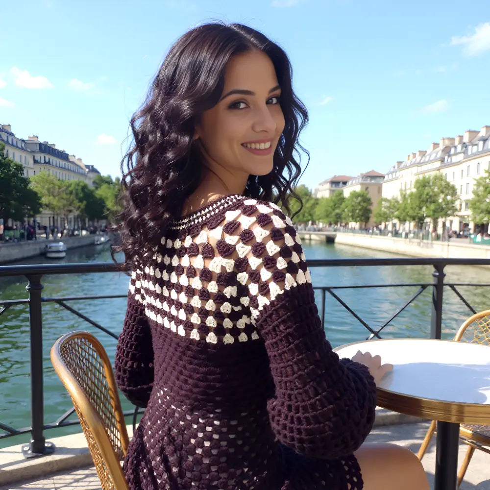 Pull au crochet fait main Damiana de Cachalabibi - noir - vue de dos en terrasse au bord de la Seine à Paris