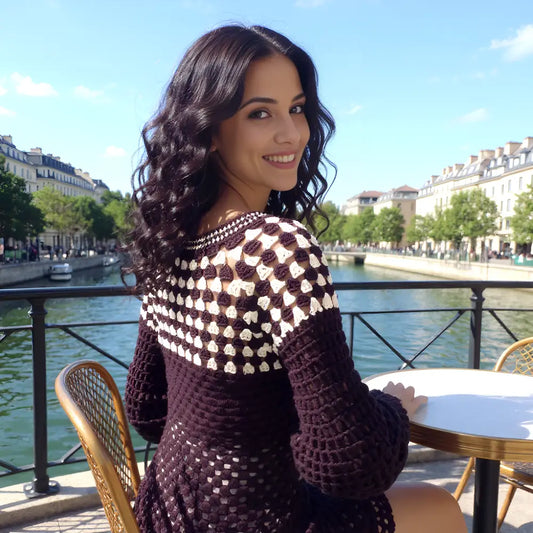 Pull au crochet fait main Damiana de Cachalabibi - noir - vue de dos en terrasse au bord de la Seine à Paris
