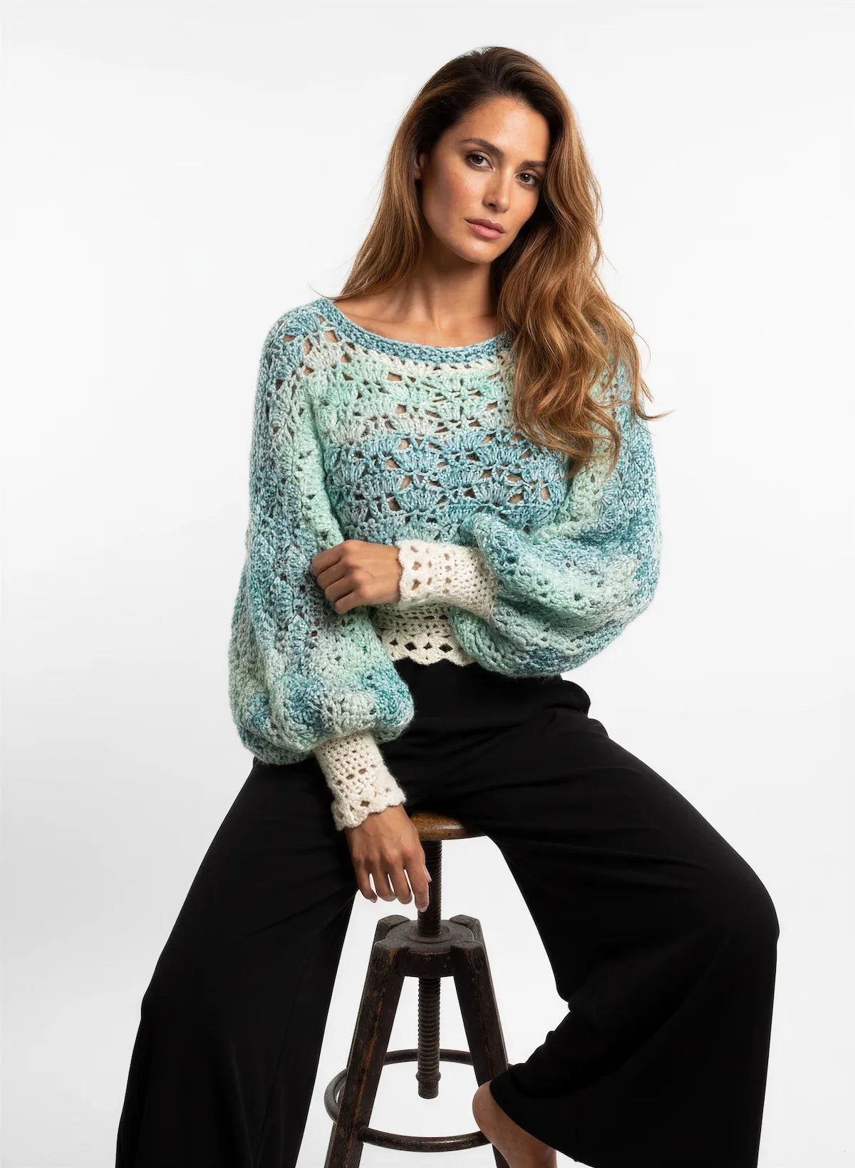 Pull femme Fidji turquoise crème éventails ajouré – crochet fait main – pose assise tabouret – Cachalabibi