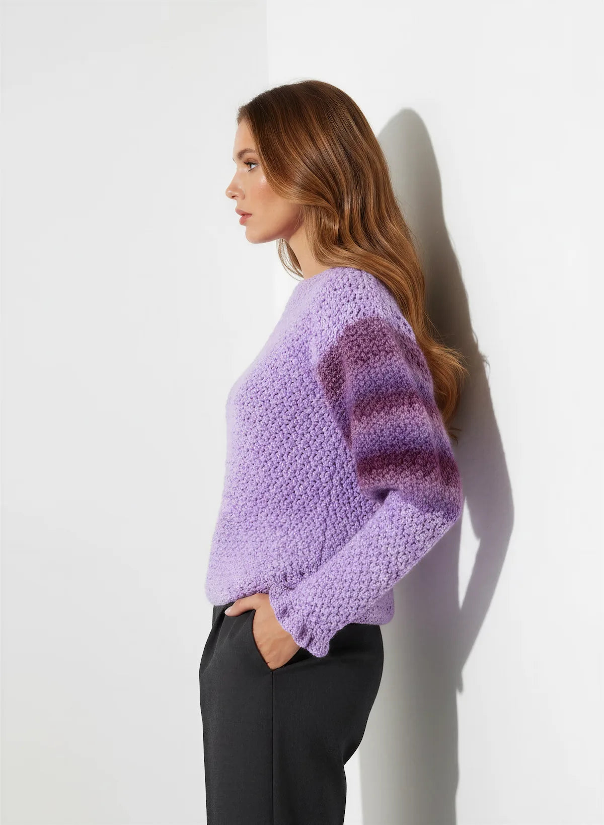 Pull femme Fuga lilas bouclé rayures violet prune – crochet fait main – de côté – Cachalabibi