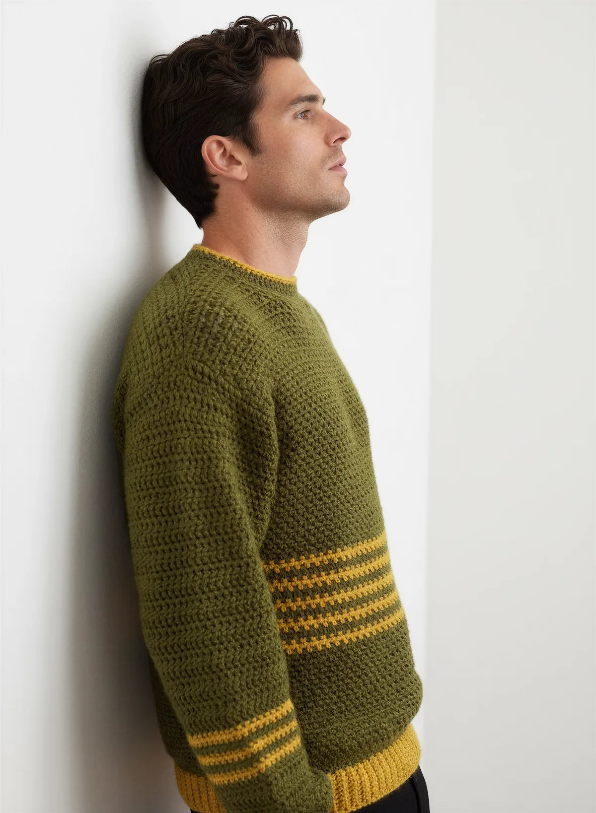 Pull homme Brazilo vert olive moutarde rayures – crochet fait main – de côté – Cachalabibi