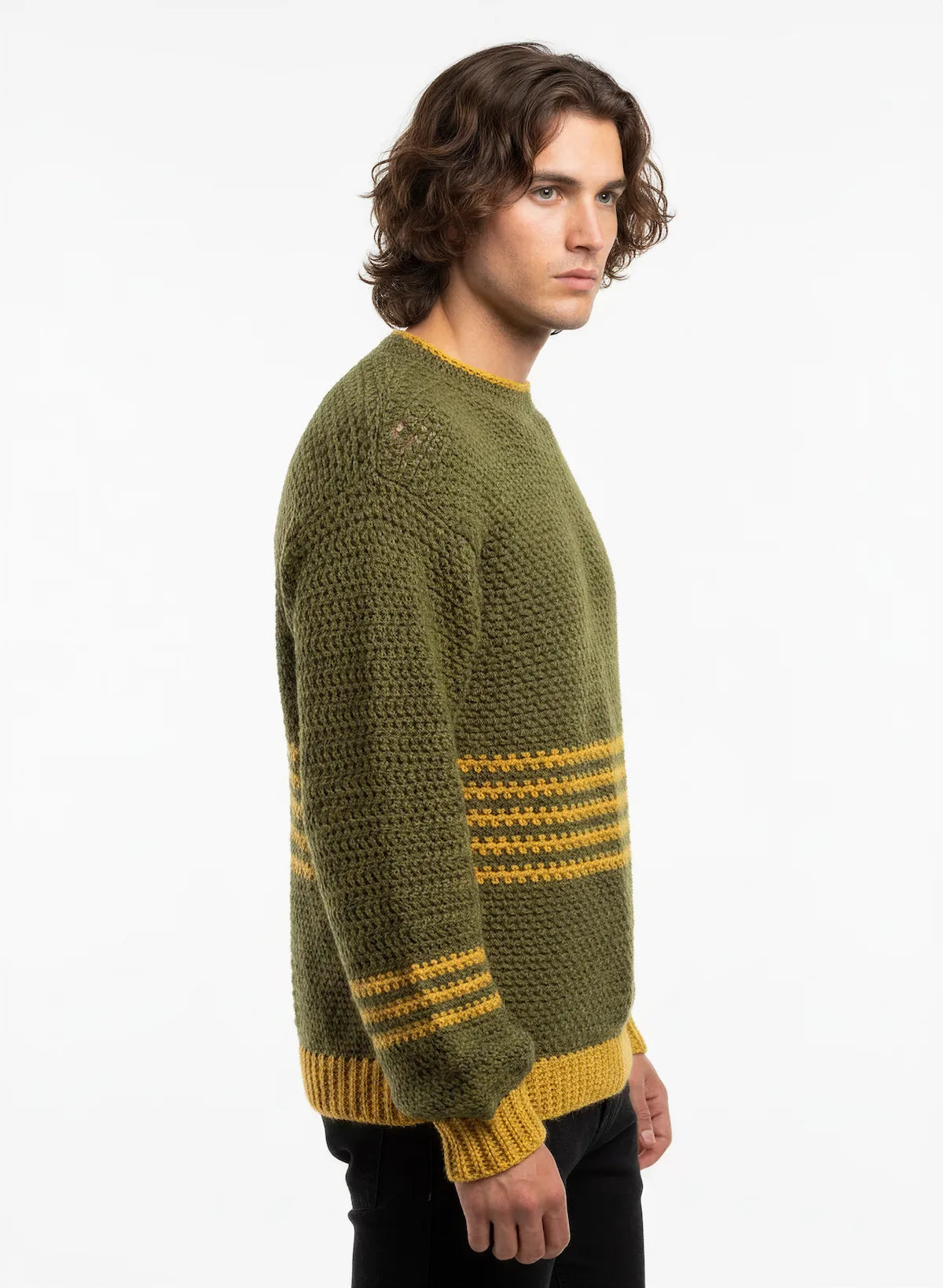 Pull homme Brazilo vert olive moutarde rayures – crochet fait main – profil regard côté – Cachalabibi