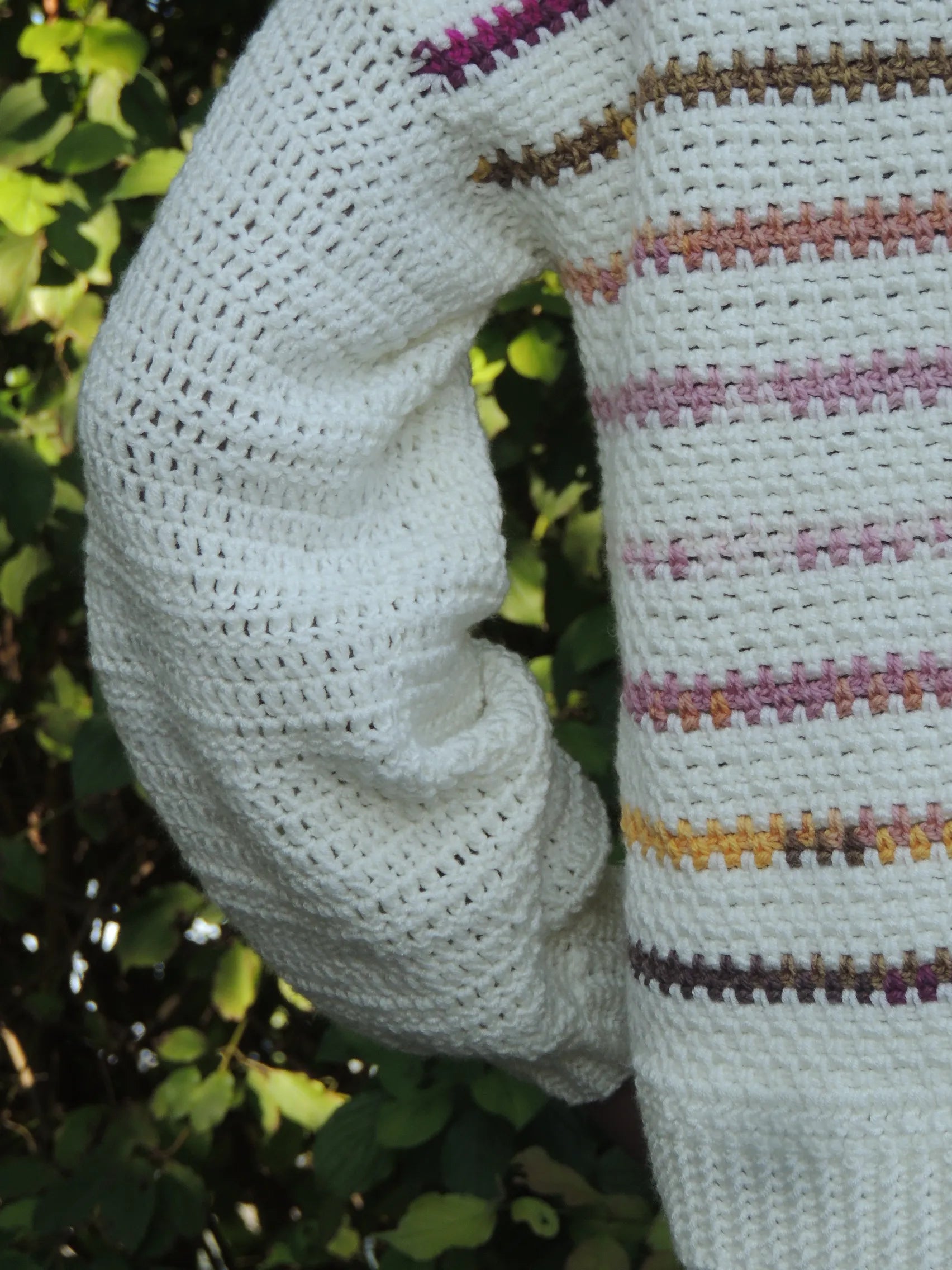 Pull au crochet fait main Inverno de Cachalabibi - blanc rayé - Détail de la manche gauche