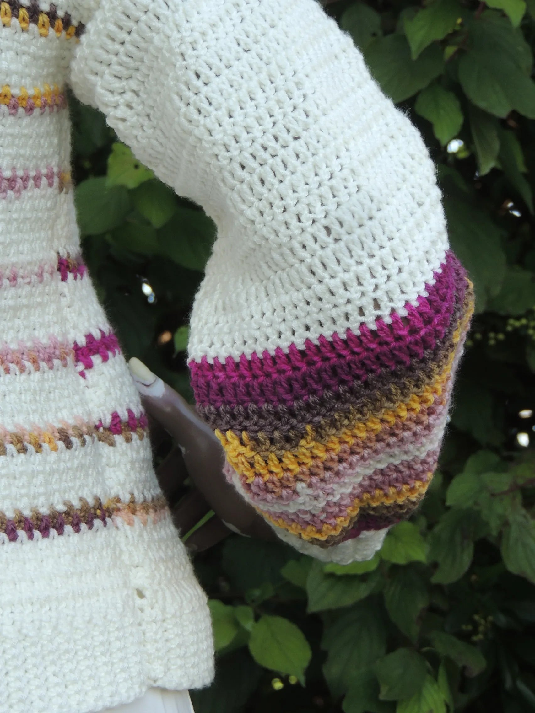 Pull au crochet fait main Inverno de Cachalabibi - blanc rayé - Détail du point de crochet et des rayures colorées de la manche droite