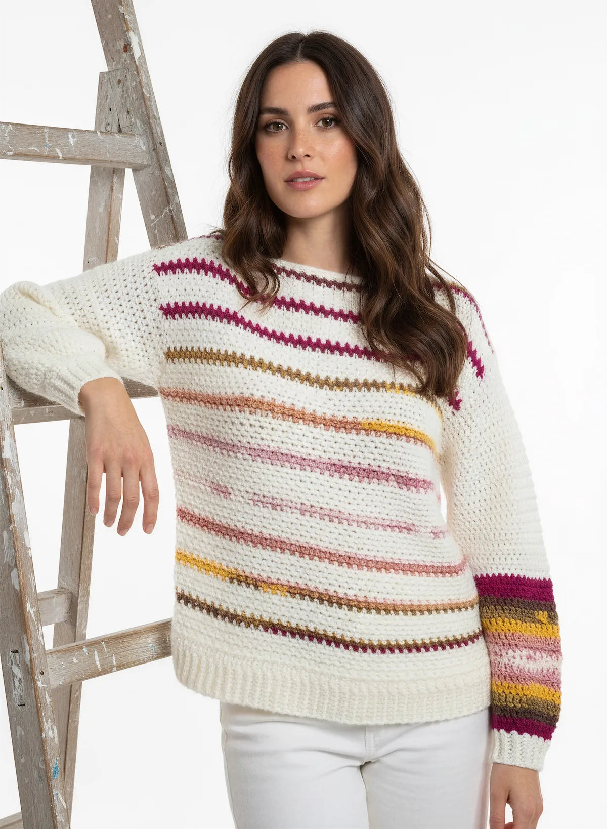 Pull femme Inverno crème rayures multicolores fuchsia – crochet fait main – pose éditoriale échelle – Cachalabibi