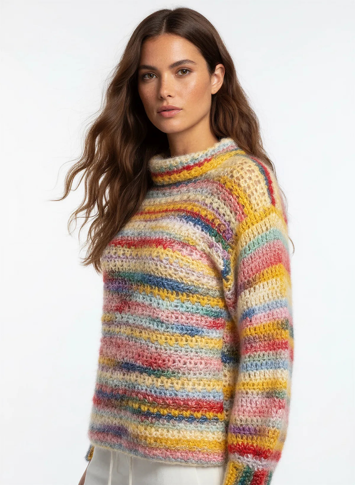 Pull femme Isatis arc-en-ciel bouclé col roulé – crochet fait main – de côté – Cachalabibi