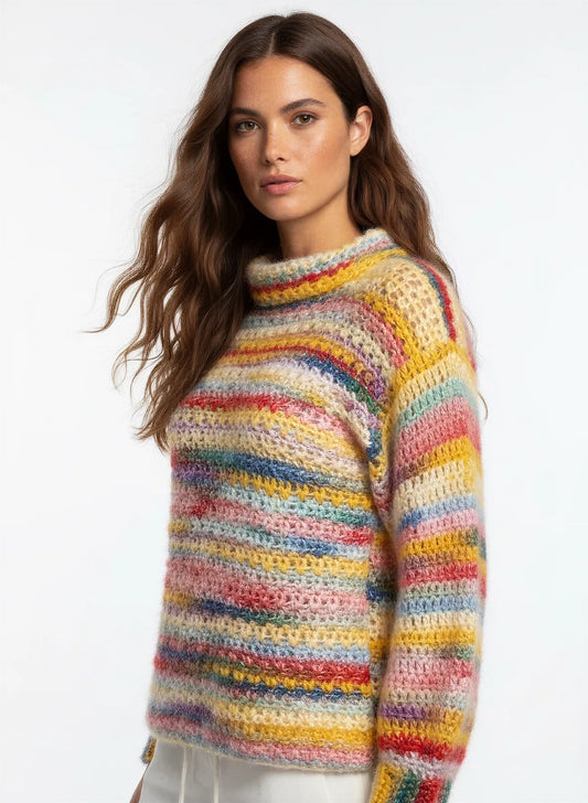 Pull femme Isatis arc-en-ciel bouclé col roulé – crochet fait main – de côté – Cachalabibi