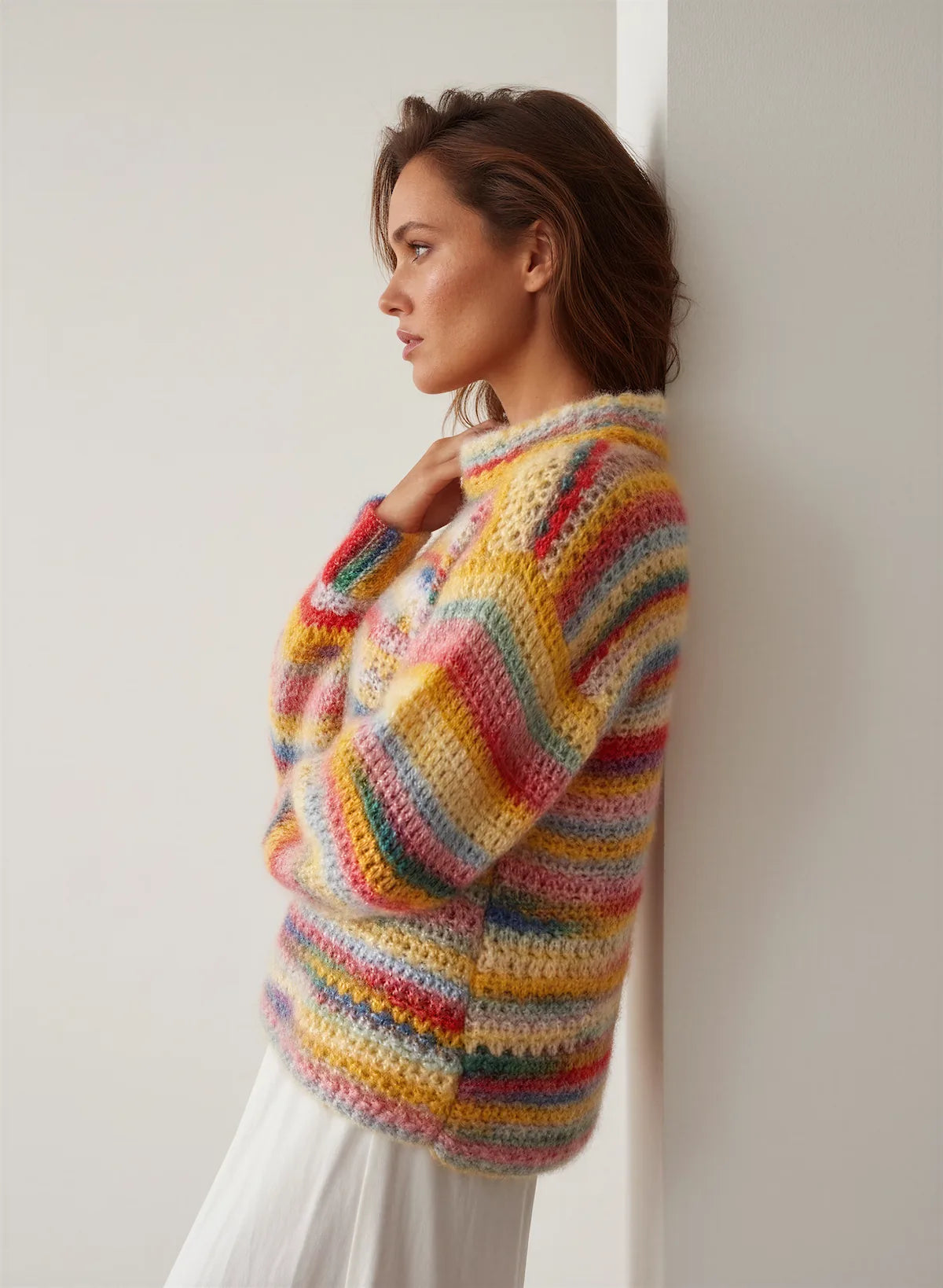 Pull femme Isatis arc-en-ciel bouclé col roulé – crochet fait main – de côté – Cachalabibi