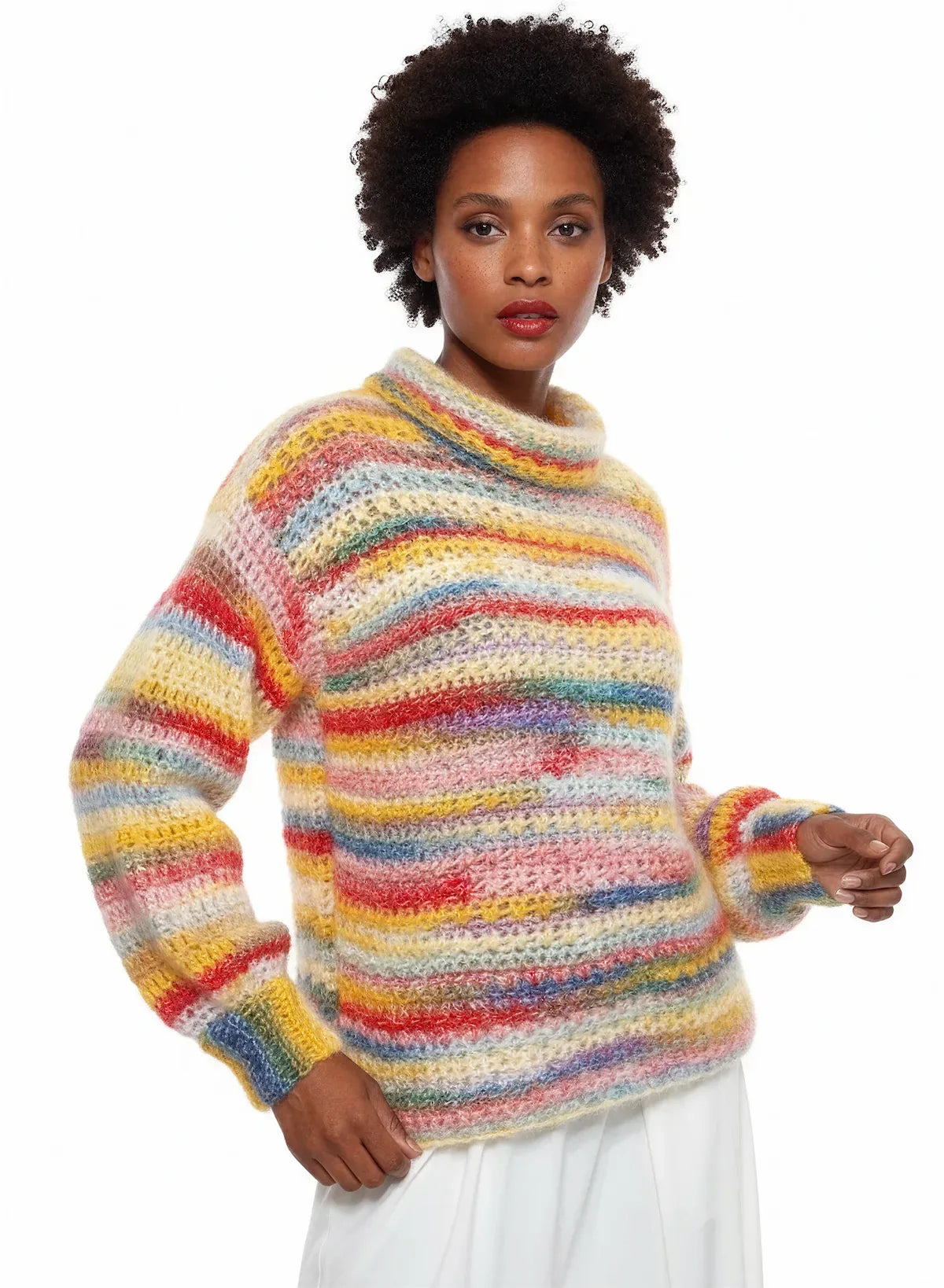 Pull femme Isatis arc-en-ciel bouclé col roulé – crochet fait main – de face manches bouffantes – Cachalabibi